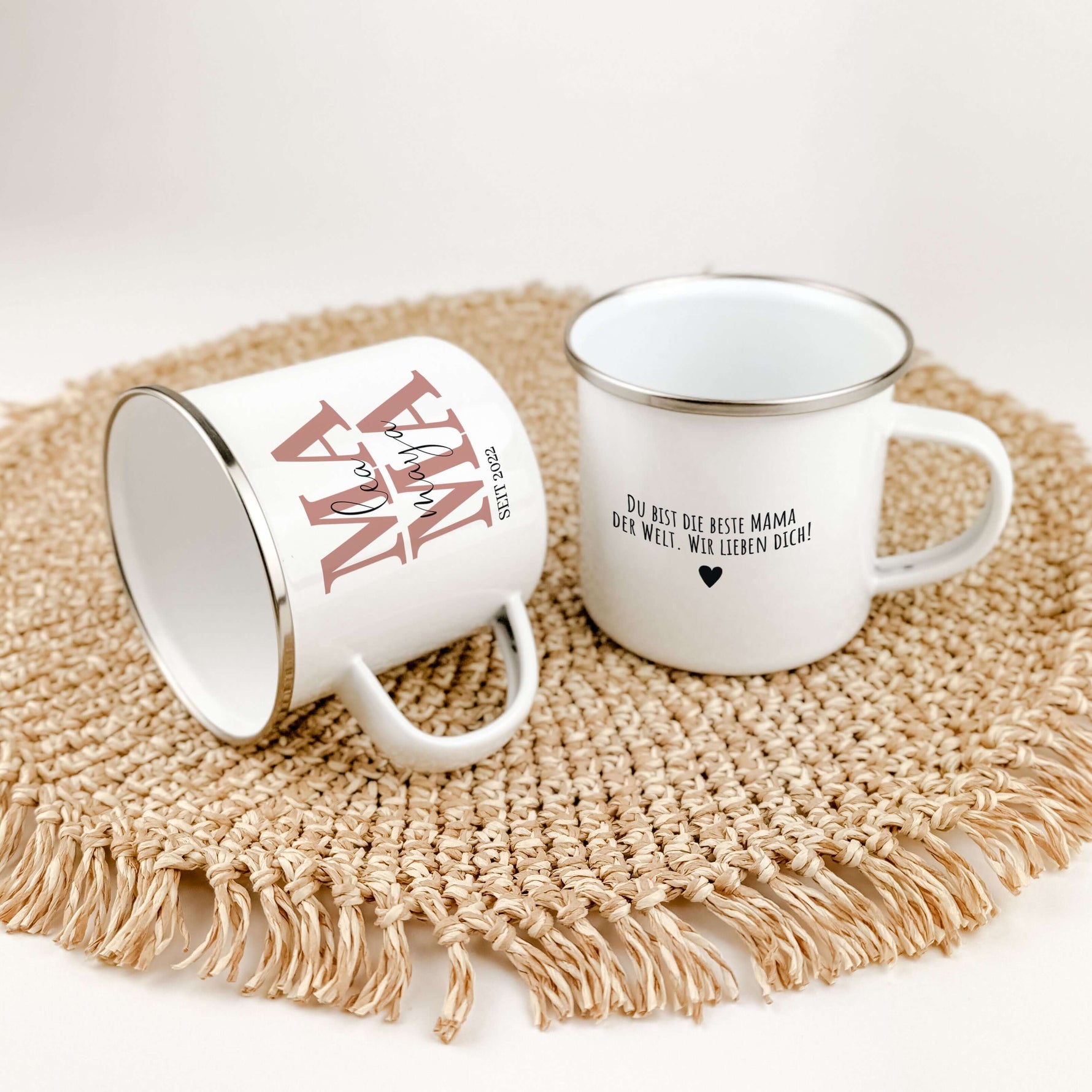 Emaille Tasse Mama seit-famprints-Emaille Tasse-Entdecke die perfekte Art, deiner Mama zu zeigen, wie viel sie dir bedeutet – mit unserer personalisierten Emaille Tasse „Mama seit“. Diese Tasse ist nicht nur ein praktisches Alltagsobjekt, sondern ein lieb