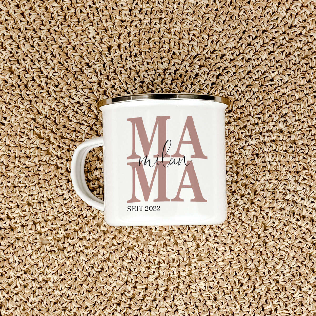 Emaille Tasse Mama seit-famprints-Emaille Tasse-Entdecke die perfekte Art, deiner Mama zu zeigen, wie viel sie dir bedeutet – mit unserer personalisierten Emaille Tasse „Mama seit“. Diese Tasse ist nicht nur ein praktisches Alltagsobjekt, sondern ein lieb