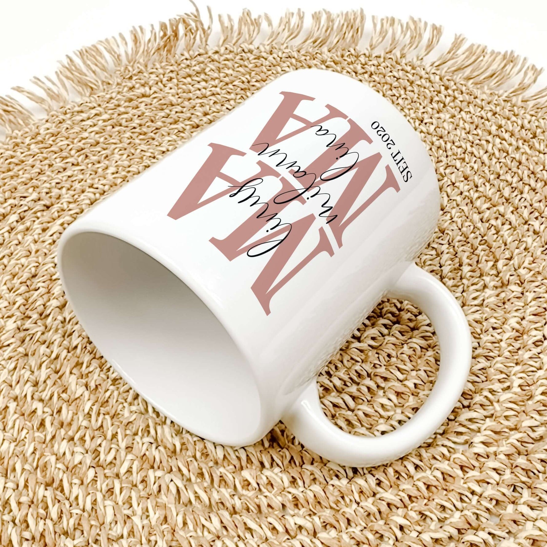 Tasse Mama seit-famprints-Keramik Tasse-Entdecke die perfekte Tasse für jede Mama – ein liebevolles Geschenk, das Freude und Emotionen vereint. Mit der personalisierten Keramik Tasse „Mama seit“ bringst du nicht nur ein Lächeln auf ihr Gesicht, sondern sc