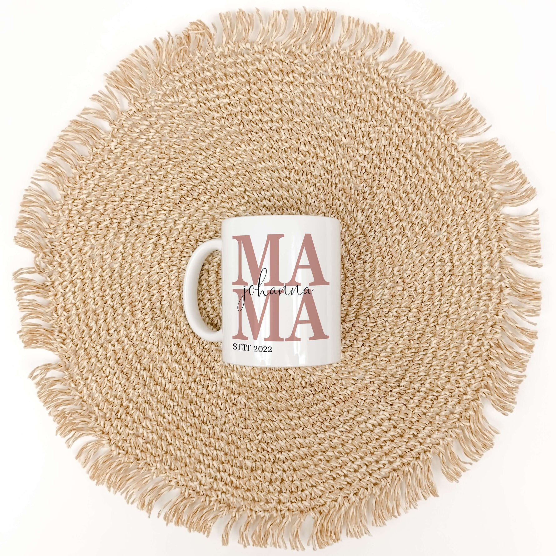 Tasse Mama seit-famprints-Keramik Tasse-Entdecke die perfekte Tasse für jede Mama – ein liebevolles Geschenk, das Freude und Emotionen vereint. Mit der personalisierten Keramik Tasse „Mama seit“ bringst du nicht nur ein Lächeln auf ihr Gesicht, sondern sc
