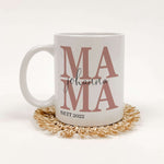 Tasse Mama seit-famprints-Keramik Tasse-Entdecke die perfekte Tasse für jede Mama – ein liebevolles Geschenk, das Freude und Emotionen vereint. Mit der personalisierten Keramik Tasse „Mama seit“ bringst du nicht nur ein Lächeln auf ihr Gesicht, sondern sc