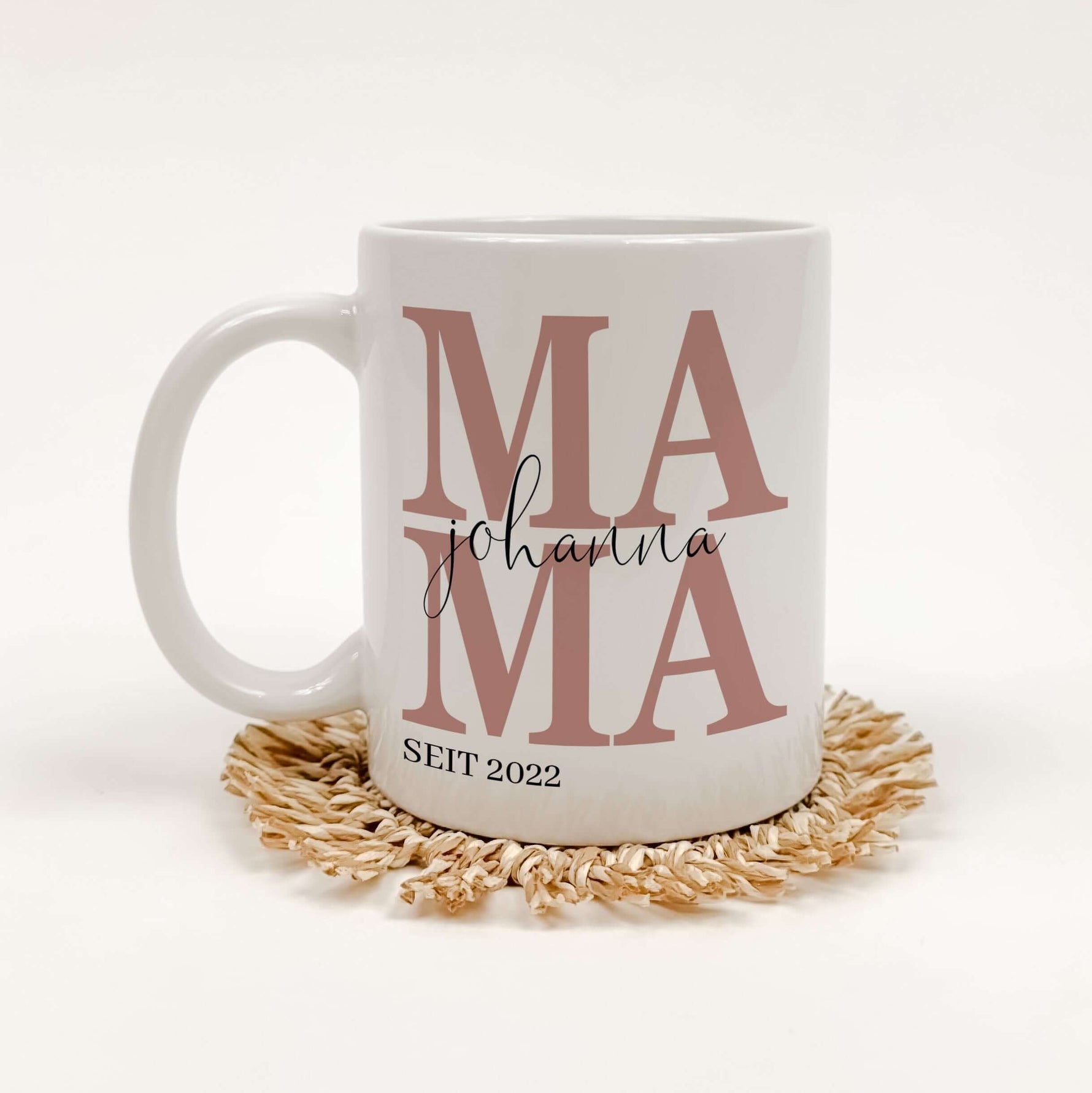 Tasse Mama seit-famprints-Keramik Tasse-Entdecke die perfekte Tasse für jede Mama – ein liebevolles Geschenk, das Freude und Emotionen vereint. Mit der personalisierten Keramik Tasse „Mama seit“ bringst du nicht nur ein Lächeln auf ihr Gesicht, sondern sc