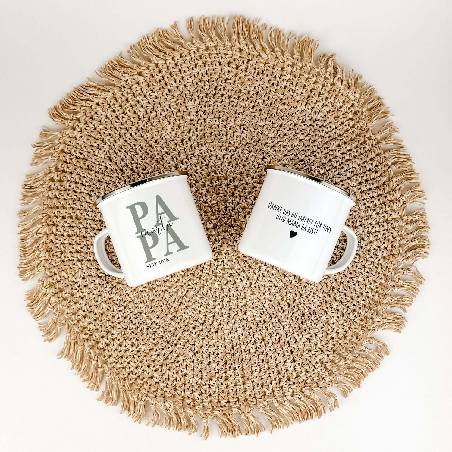 Emaille Tasse Papa seit-famprints-Emaille Tasse-Entdecke die Emaille Tasse "Papa seit" – das perfekte Geschenk für jeden Vater! Diese Tasse bietet nicht nur einen stilvollen Look, sondern auch eine persönliche Note, die sofortige Freude bereitet. Mit der