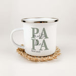 Emaille Tasse Papa seit-famprints-Emaille Tasse-Entdecke die Emaille Tasse "Papa seit" – das perfekte Geschenk für jeden Vater! Diese Tasse bietet nicht nur einen stilvollen Look, sondern auch eine persönliche Note, die sofortige Freude bereitet. Mit der
