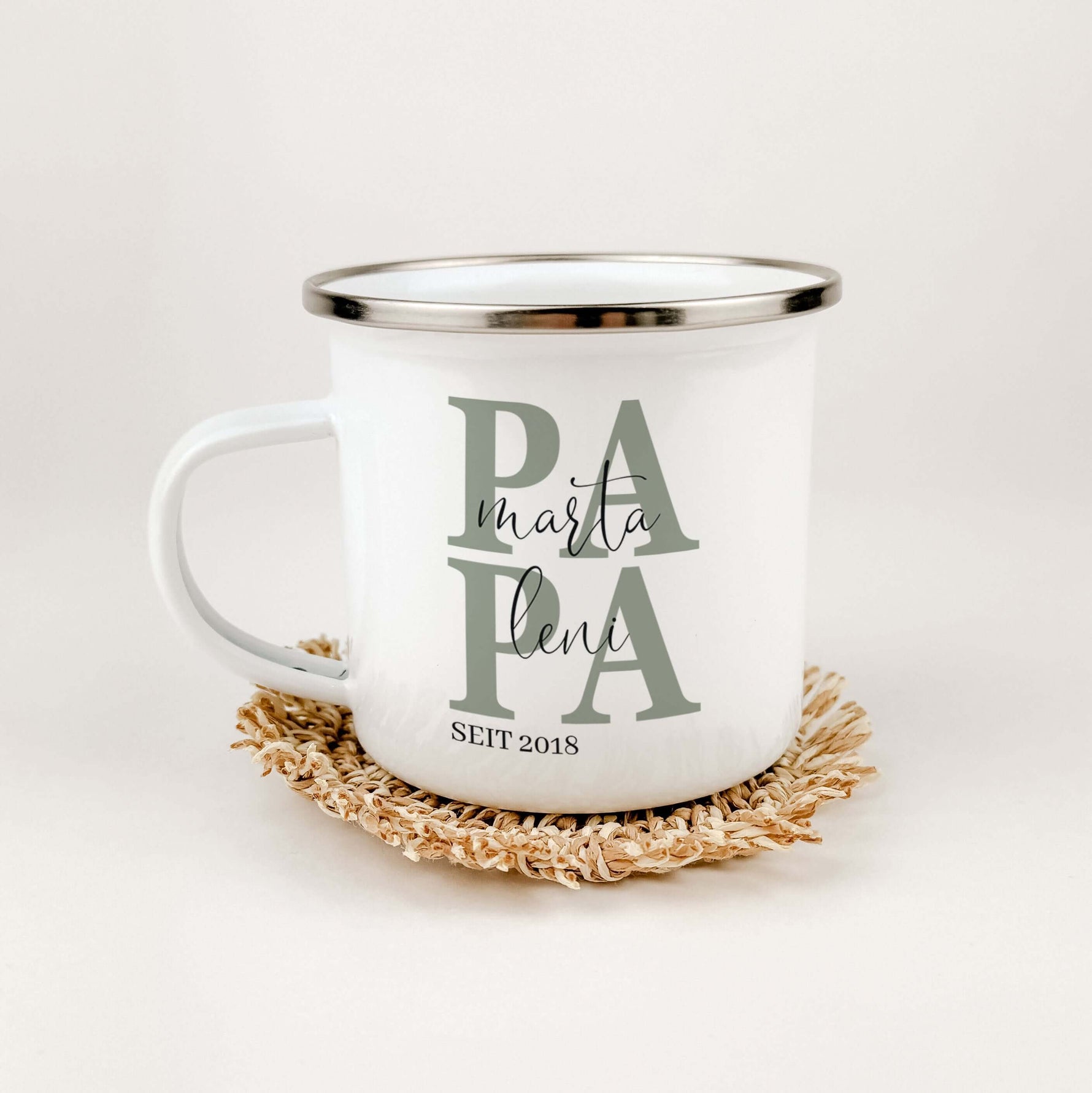 Emaille Tasse Papa seit-famprints-Emaille Tasse-Entdecke die Emaille Tasse "Papa seit" – das perfekte Geschenk für jeden Vater! Diese Tasse bietet nicht nur einen stilvollen Look, sondern auch eine persönliche Note, die sofortige Freude bereitet. Mit der
