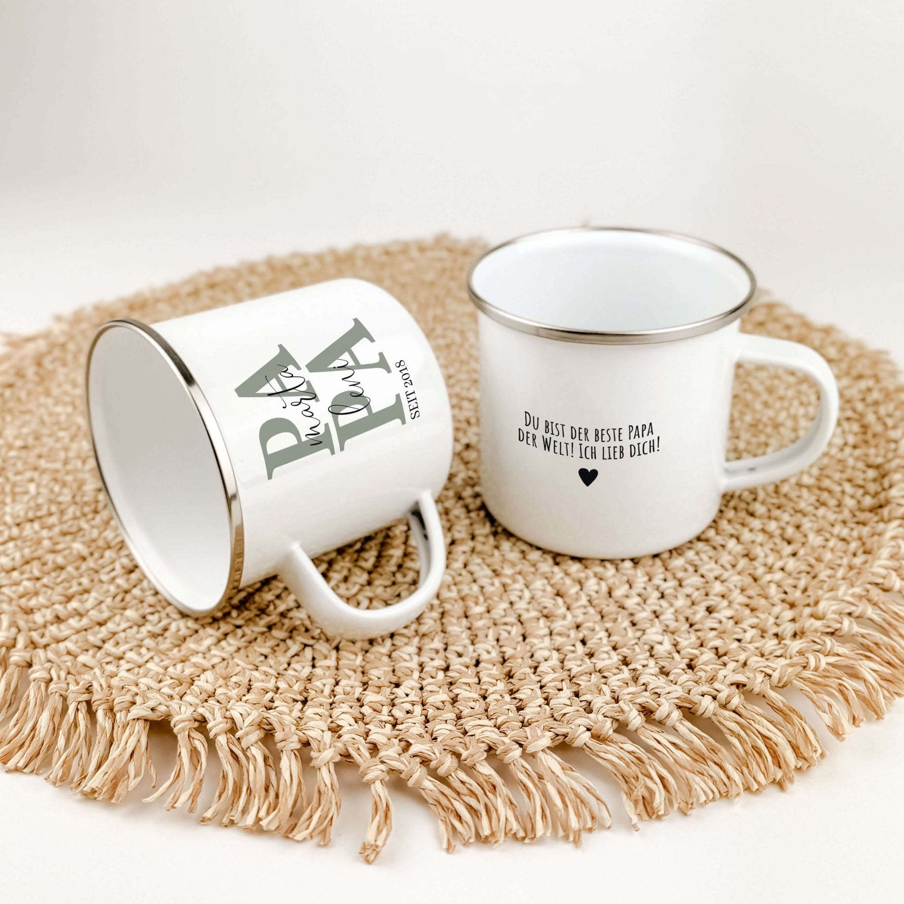 Emaille Tasse Papa seit-famprints-Emaille Tasse-Entdecke die Emaille Tasse "Papa seit" – das perfekte Geschenk für jeden Vater! Diese Tasse bietet nicht nur einen stilvollen Look, sondern auch eine persönliche Note, die sofortige Freude bereitet. Mit der