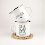 Emaille Tasse Papa seit-famprints-Emaille Tasse-Entdecke die Emaille Tasse "Papa seit" – das perfekte Geschenk für jeden Vater! Diese Tasse bietet nicht nur einen stilvollen Look, sondern auch eine persönliche Note, die sofortige Freude bereitet. Mit der