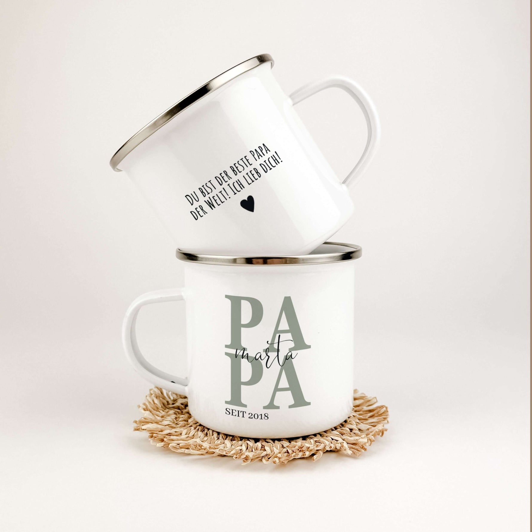 Emaille Tasse Papa seit-famprints-Emaille Tasse-Entdecke die Emaille Tasse "Papa seit" – das perfekte Geschenk für jeden Vater! Diese Tasse bietet nicht nur einen stilvollen Look, sondern auch eine persönliche Note, die sofortige Freude bereitet. Mit der