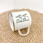 Emaille Tasse Papa seit-famprints-Emaille Tasse-Entdecke die Emaille Tasse "Papa seit" – das perfekte Geschenk für jeden Vater! Diese Tasse bietet nicht nur einen stilvollen Look, sondern auch eine persönliche Note, die sofortige Freude bereitet. Mit der
