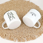 Emaille Tasse Papa seit-famprints-Emaille Tasse-Entdecke die Emaille Tasse "Papa seit" – das perfekte Geschenk für jeden Vater! Diese Tasse bietet nicht nur einen stilvollen Look, sondern auch eine persönliche Note, die sofortige Freude bereitet. Mit der