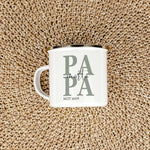 Emaille Tasse Papa seit-famprints-Emaille Tasse-Entdecke die Emaille Tasse "Papa seit" – das perfekte Geschenk für jeden Vater! Diese Tasse bietet nicht nur einen stilvollen Look, sondern auch eine persönliche Note, die sofortige Freude bereitet. Mit der