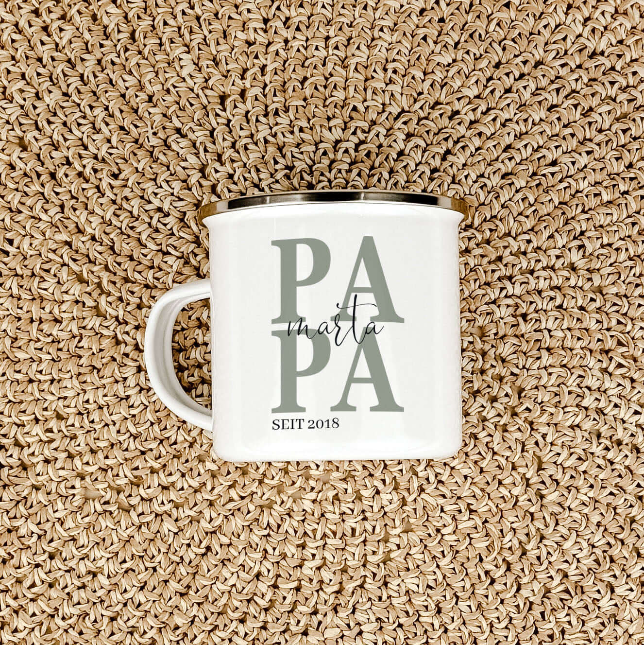 Emaille Tasse Papa seit-famprints-Emaille Tasse-Entdecke die Emaille Tasse "Papa seit" – das perfekte Geschenk für jeden Vater! Diese Tasse bietet nicht nur einen stilvollen Look, sondern auch eine persönliche Note, die sofortige Freude bereitet. Mit der