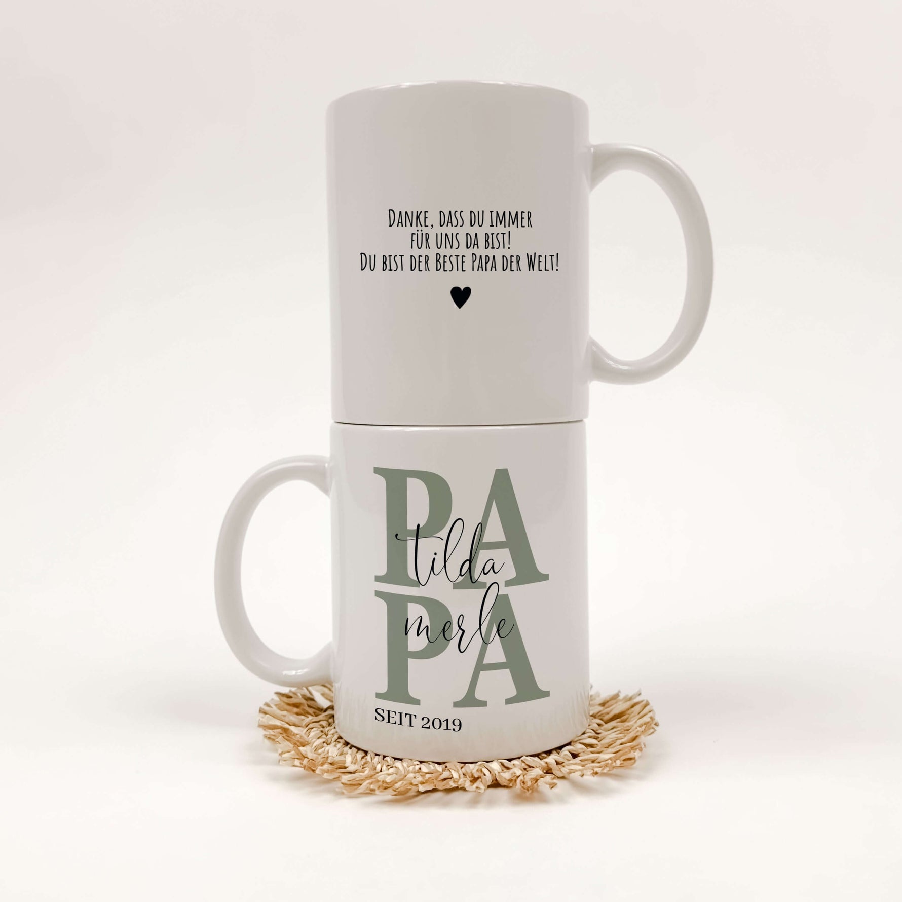 Tasse Papa seit-Keramik Tasse-famprints-Entdecke die Tasse Papa seit – das perfekte Geschenk, um Väter zu feiern und ihnen ein Lächeln ins Gesicht zu zaubern. Mit dieser personalisierten Keramik-Tasse, die Platz für die Namen der Kinder und das Jahr als P