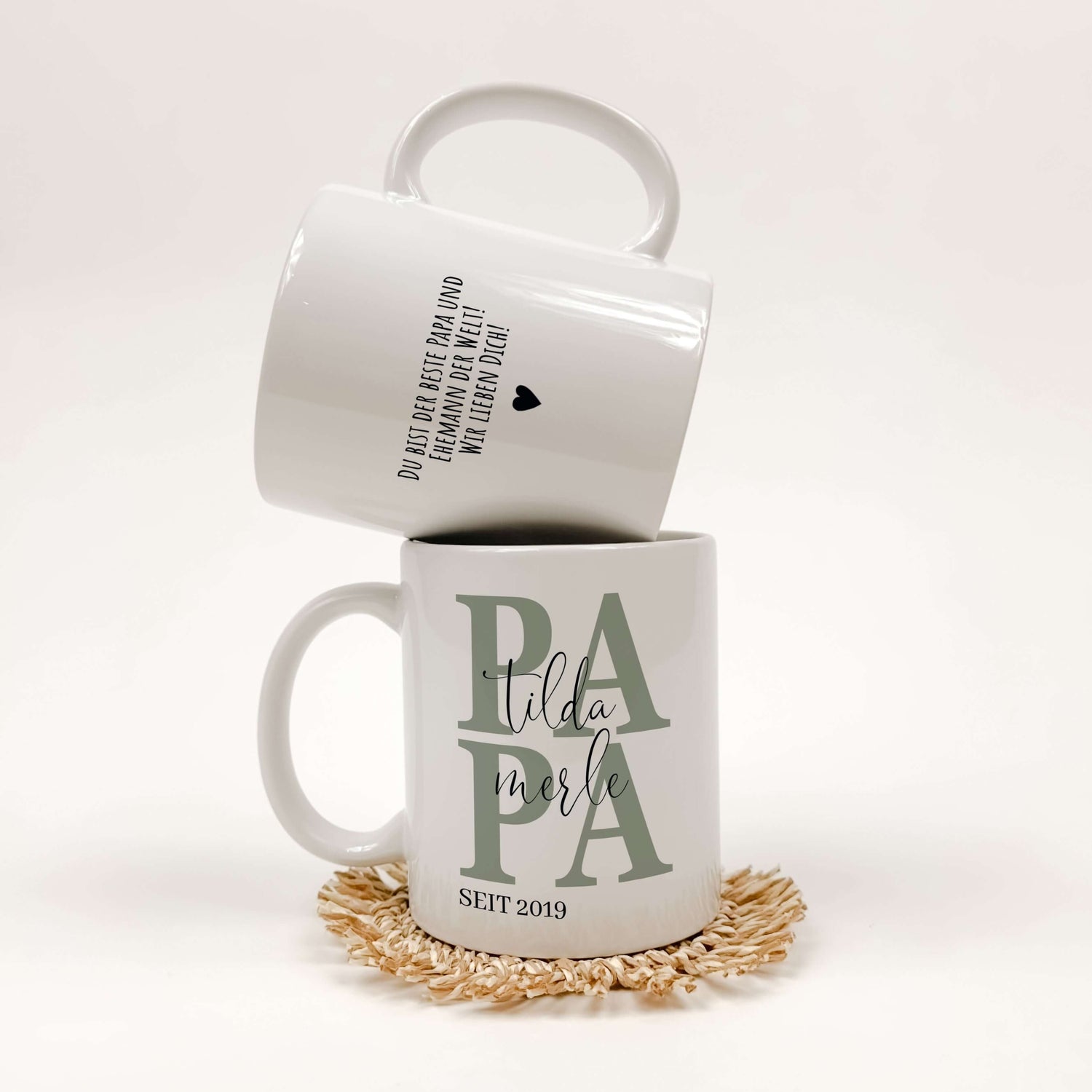 Tasse Papa seit-Keramik Tasse-famprints-Entdecke die Tasse Papa seit – das perfekte Geschenk, um Väter zu feiern und ihnen ein Lächeln ins Gesicht zu zaubern. Mit dieser personalisierten Keramik-Tasse, die Platz für die Namen der Kinder und das Jahr als P