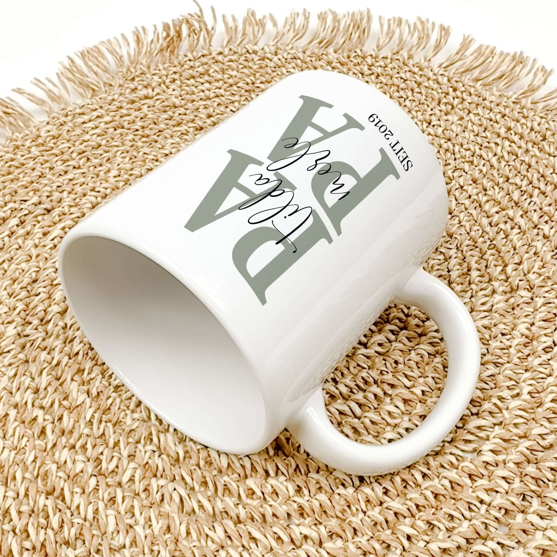 Tasse Papa seit-Keramik Tasse-famprints-Entdecke die Tasse Papa seit – das perfekte Geschenk, um Väter zu feiern und ihnen ein Lächeln ins Gesicht zu zaubern. Mit dieser personalisierten Keramik-Tasse, die Platz für die Namen der Kinder und das Jahr als P
