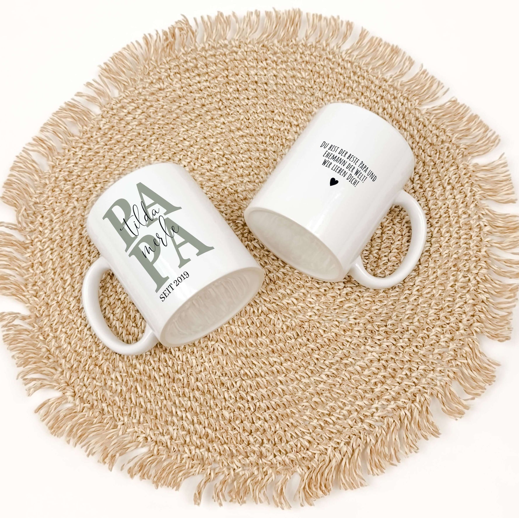 Tasse Papa seit-Keramik Tasse-famprints-Entdecke die Tasse Papa seit – das perfekte Geschenk, um Väter zu feiern und ihnen ein Lächeln ins Gesicht zu zaubern. Mit dieser personalisierten Keramik-Tasse, die Platz für die Namen der Kinder und das Jahr als P