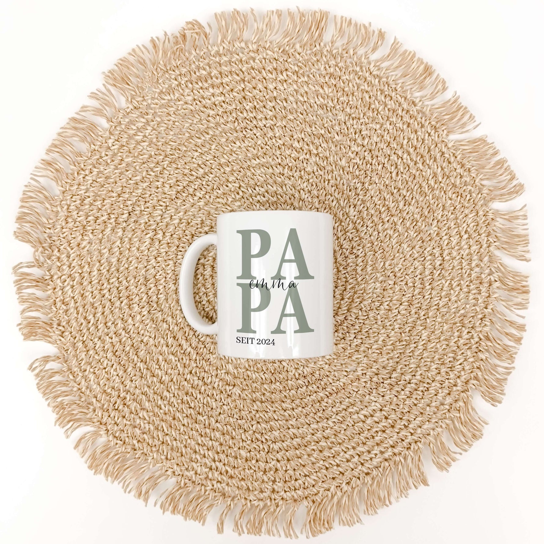 Tasse Papa seit-Keramik Tasse-famprints-Entdecke die Tasse Papa seit – das perfekte Geschenk, um Väter zu feiern und ihnen ein Lächeln ins Gesicht zu zaubern. Mit dieser personalisierten Keramik-Tasse, die Platz für die Namen der Kinder und das Jahr als P
