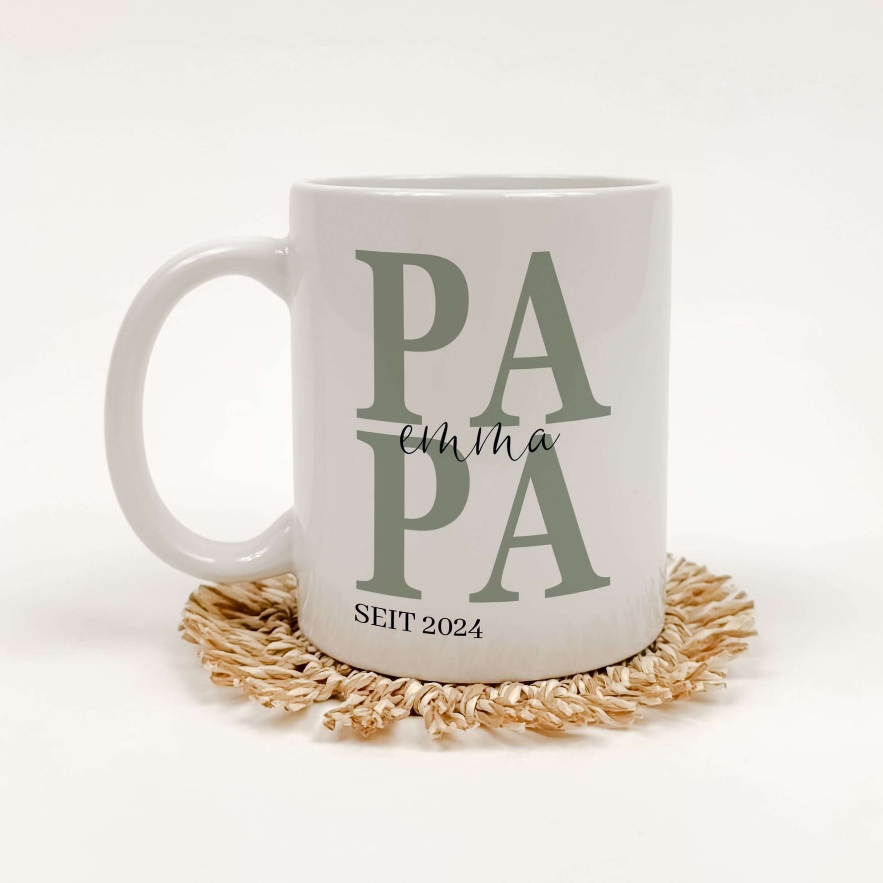 Tasse Papa seit-Keramik Tasse-famprints-Entdecke die Tasse Papa seit – das perfekte Geschenk, um Väter zu feiern und ihnen ein Lächeln ins Gesicht zu zaubern. Mit dieser personalisierten Keramik-Tasse, die Platz für die Namen der Kinder und das Jahr als P