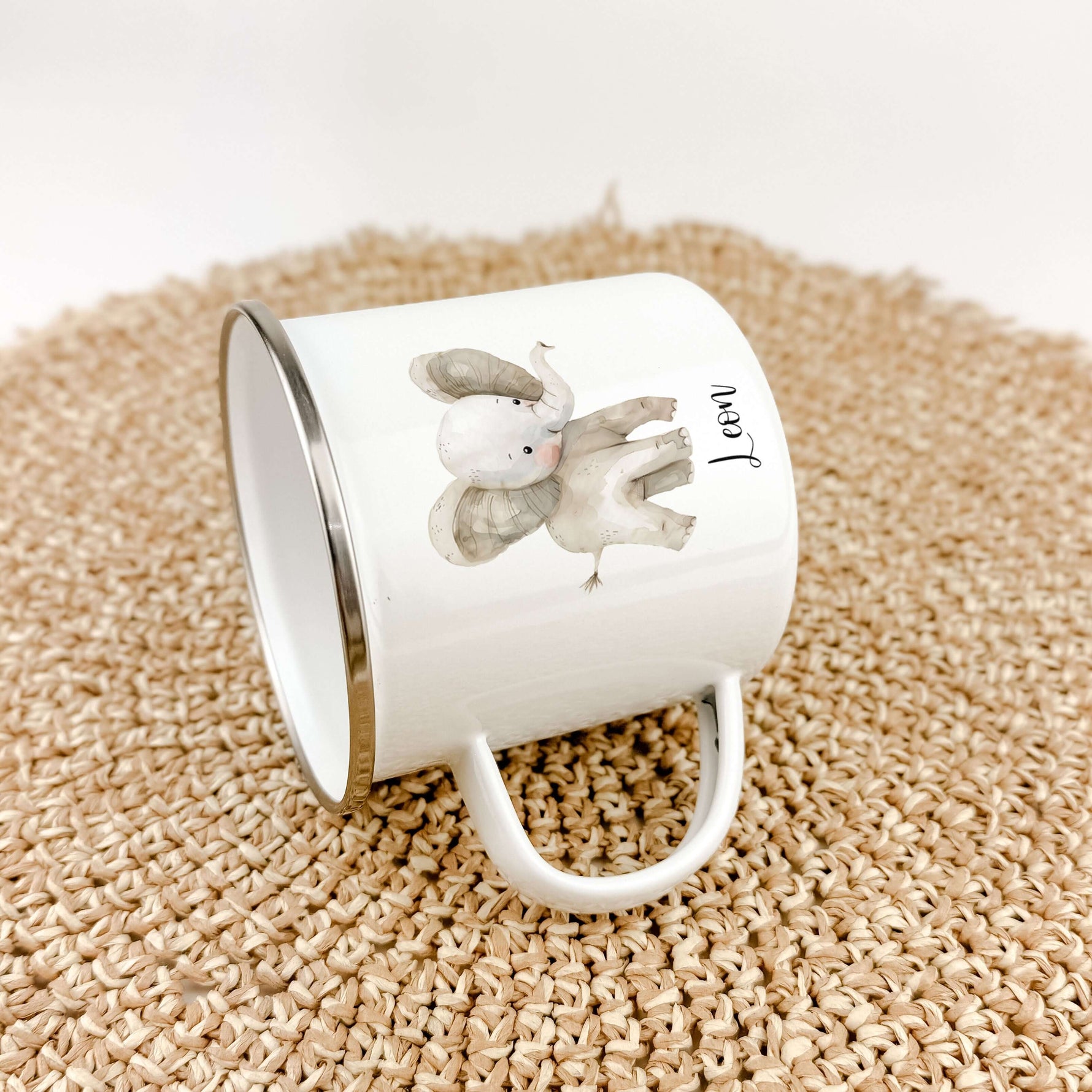 Emaille Tasse Elefant-famprints-Emaille Tasse-Unsere personalisierte Emaille Tasse "Elefant" ist das perfekte Geschenk für Kinder! Mit einem süßen Elefanten in Aquarell Optik bedruckt, wird die Tasse mit dem Namen des Kindes zu einem ganz besonderen und i