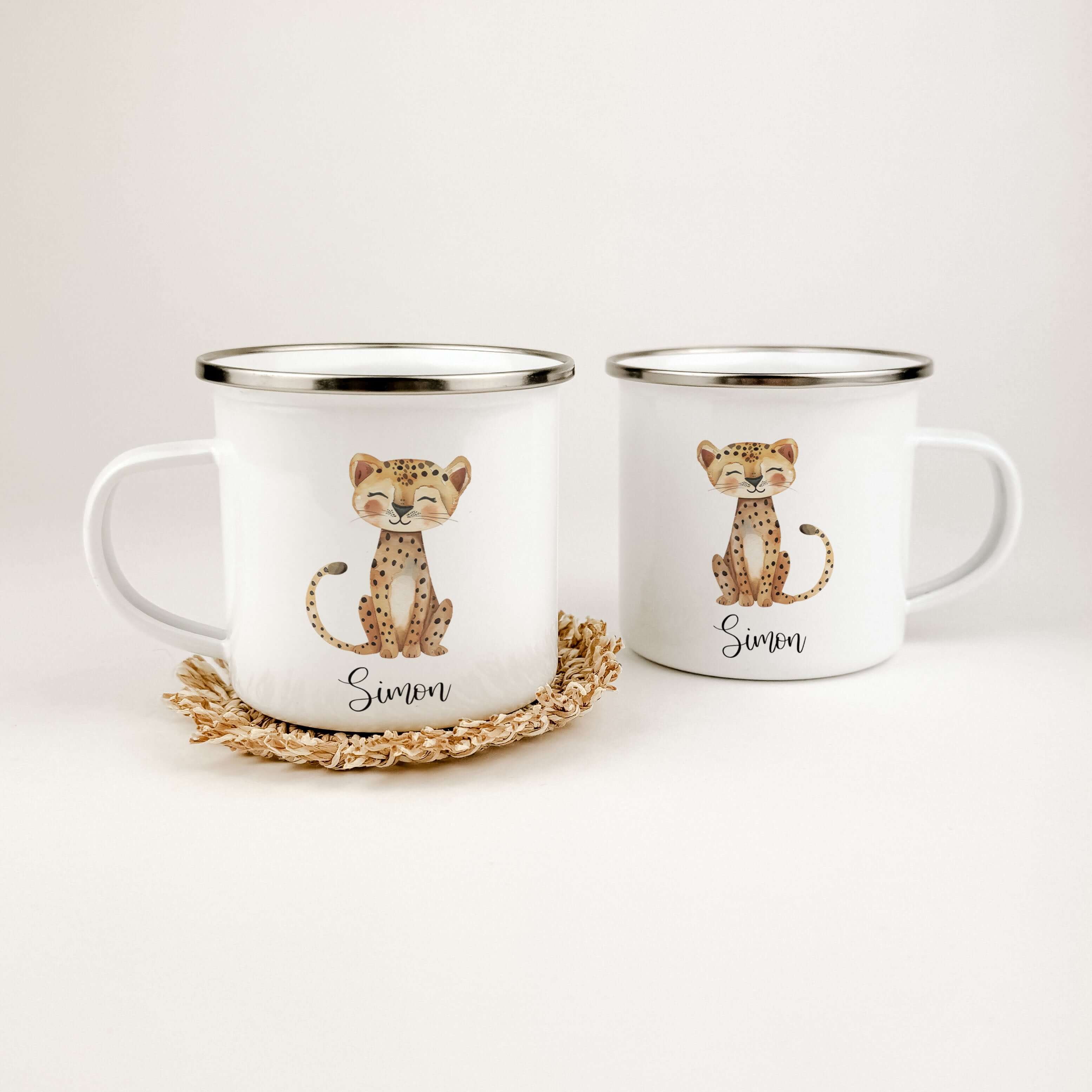 Emaille Tasse Gepard-famprints-Emaille Tasse-Entdecke die zauberhafte Emaille Tasse mit Gepard, die nicht nur ein praktisches Trinkgefäß ist, sondern auch ein ganz besonderes Stück für kleine Abenteuerer! Stelle dir vor, wie dein Kind mit leuchtenden Auge