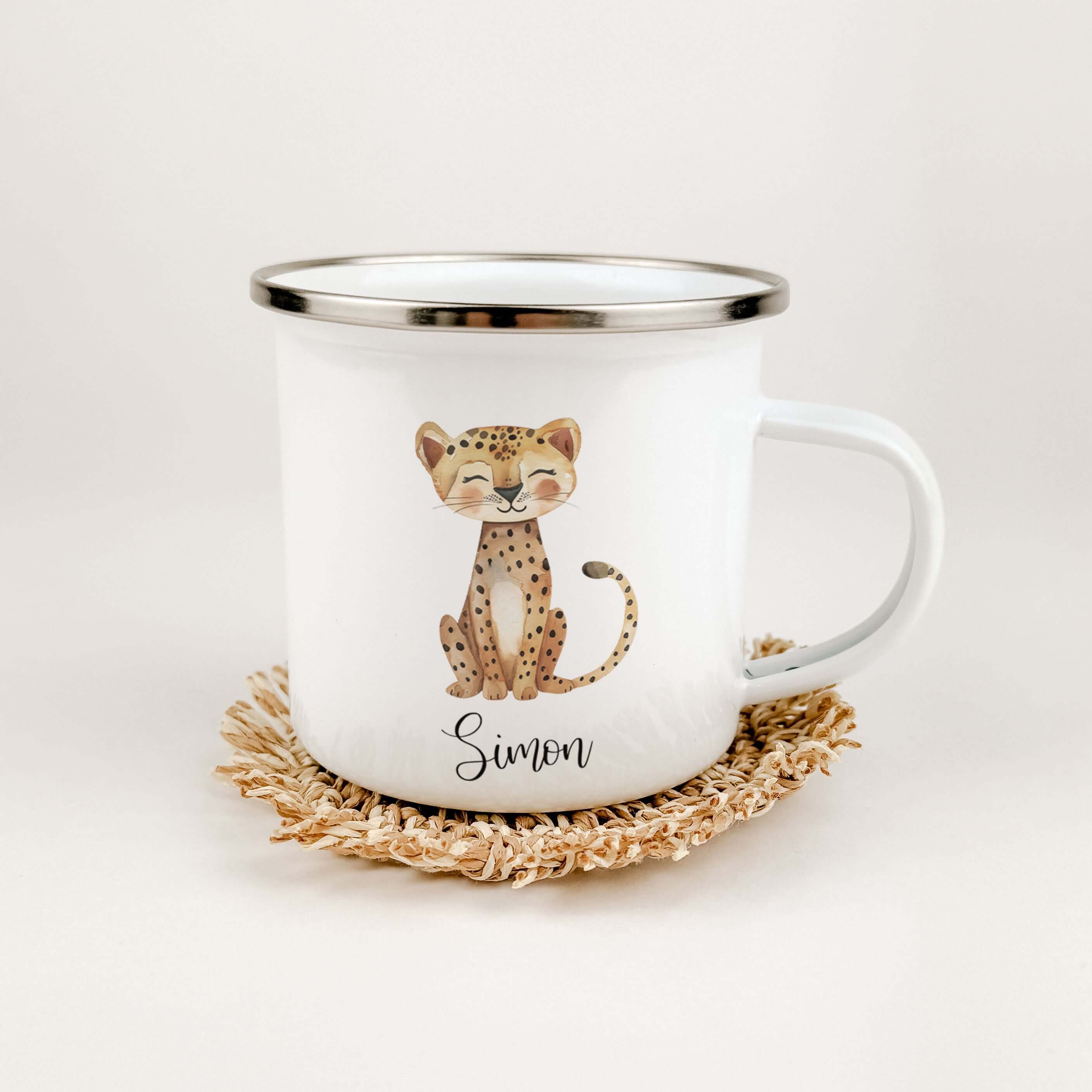 Emaille Tasse Gepard-famprints-Emaille Tasse-Entdecke die zauberhafte Emaille Tasse mit Gepard, die nicht nur ein praktisches Trinkgefäß ist, sondern auch ein ganz besonderes Stück für kleine Abenteuerer! Stelle dir vor, wie dein Kind mit leuchtenden Auge