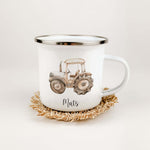 Emaille Tasse Traktor-famprints-Emaille Tasse-Erlebe die Freude am Trinken aus unserer einzigartigen Emaille Tasse im charmanten Traktor-Design! Diese personalisierte Tasse bringt nicht nur Farbe in den Alltag, sondern sorgt auch dafür, dass dein Name imm