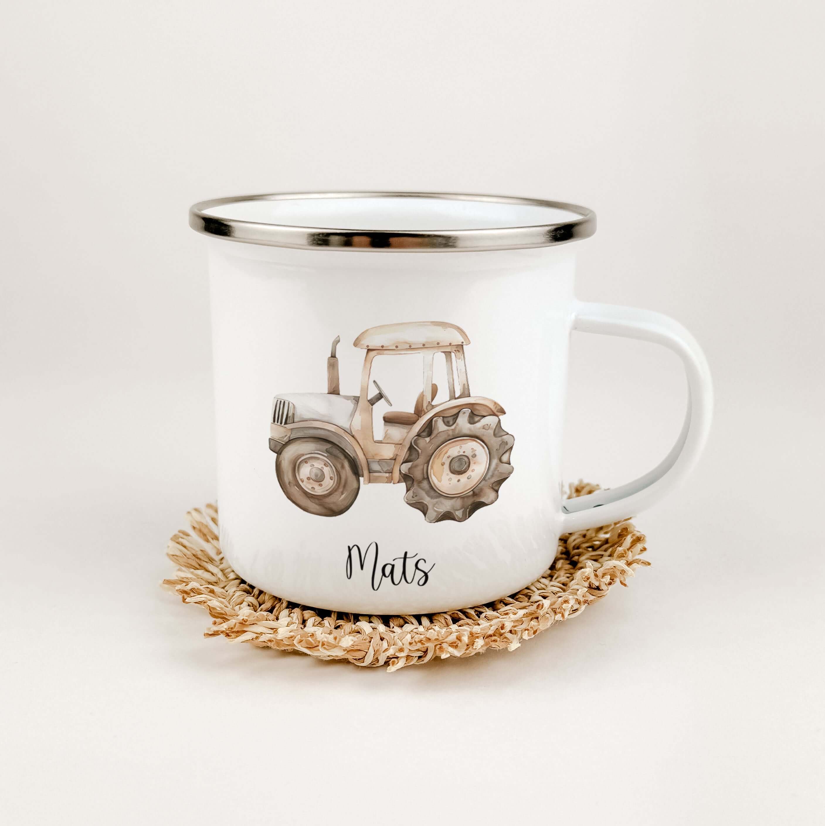 Emaille Tasse Traktor-famprints-Emaille Tasse-Erlebe die Freude am Trinken aus unserer einzigartigen Emaille Tasse im charmanten Traktor-Design! Diese personalisierte Tasse bringt nicht nur Farbe in den Alltag, sondern sorgt auch dafür, dass dein Name imm