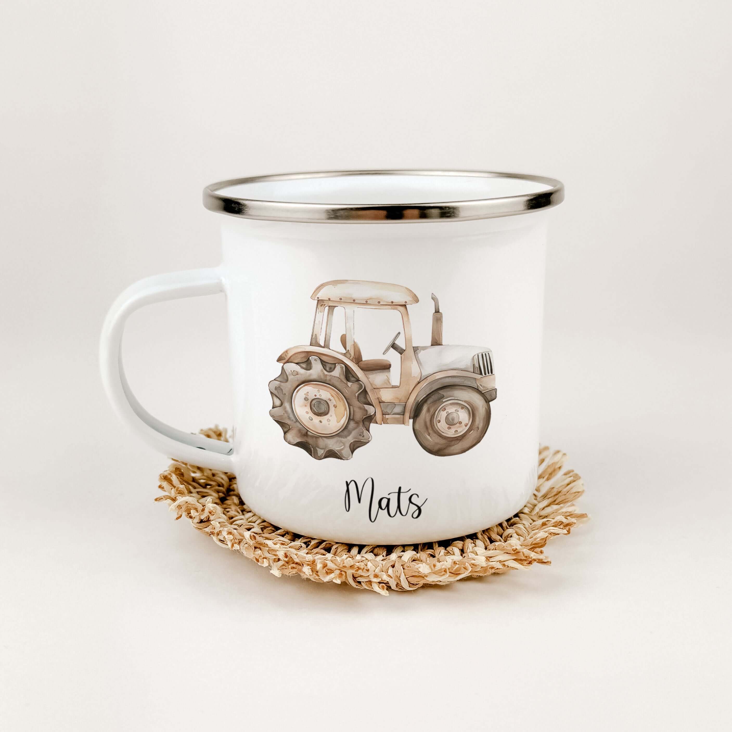 Emaille Tasse Traktor-famprints-Emaille Tasse-Erlebe die Freude am Trinken aus unserer einzigartigen Emaille Tasse im charmanten Traktor-Design! Diese personalisierte Tasse bringt nicht nur Farbe in den Alltag, sondern sorgt auch dafür, dass dein Name imm