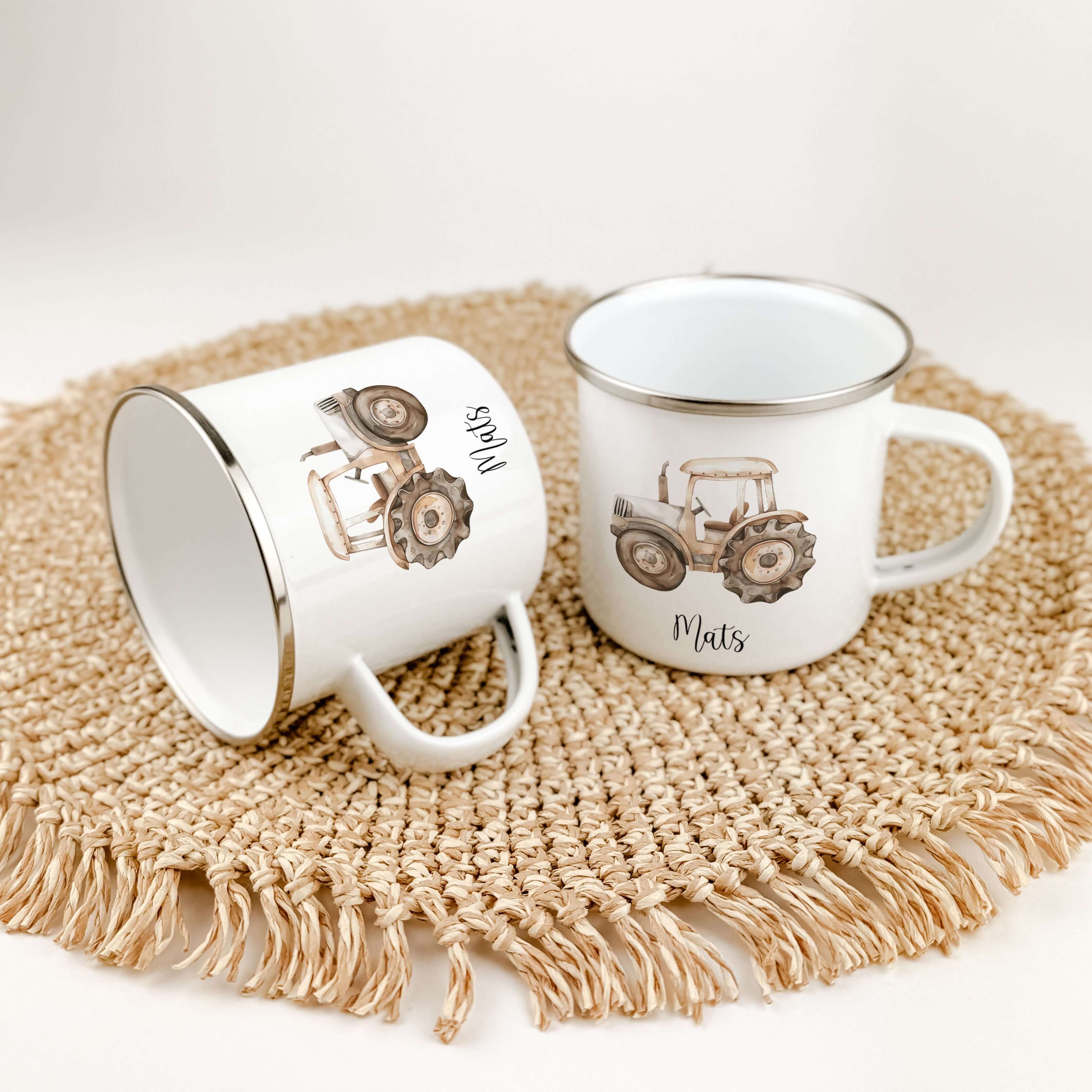 Emaille Tasse Traktor-famprints-Emaille Tasse-Erlebe die Freude am Trinken aus unserer einzigartigen Emaille Tasse im charmanten Traktor-Design! Diese personalisierte Tasse bringt nicht nur Farbe in den Alltag, sondern sorgt auch dafür, dass dein Name imm