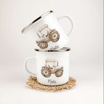 Emaille Tasse Traktor-famprints-Emaille Tasse-Erlebe die Freude am Trinken aus unserer einzigartigen Emaille Tasse im charmanten Traktor-Design! Diese personalisierte Tasse bringt nicht nur Farbe in den Alltag, sondern sorgt auch dafür, dass dein Name imm