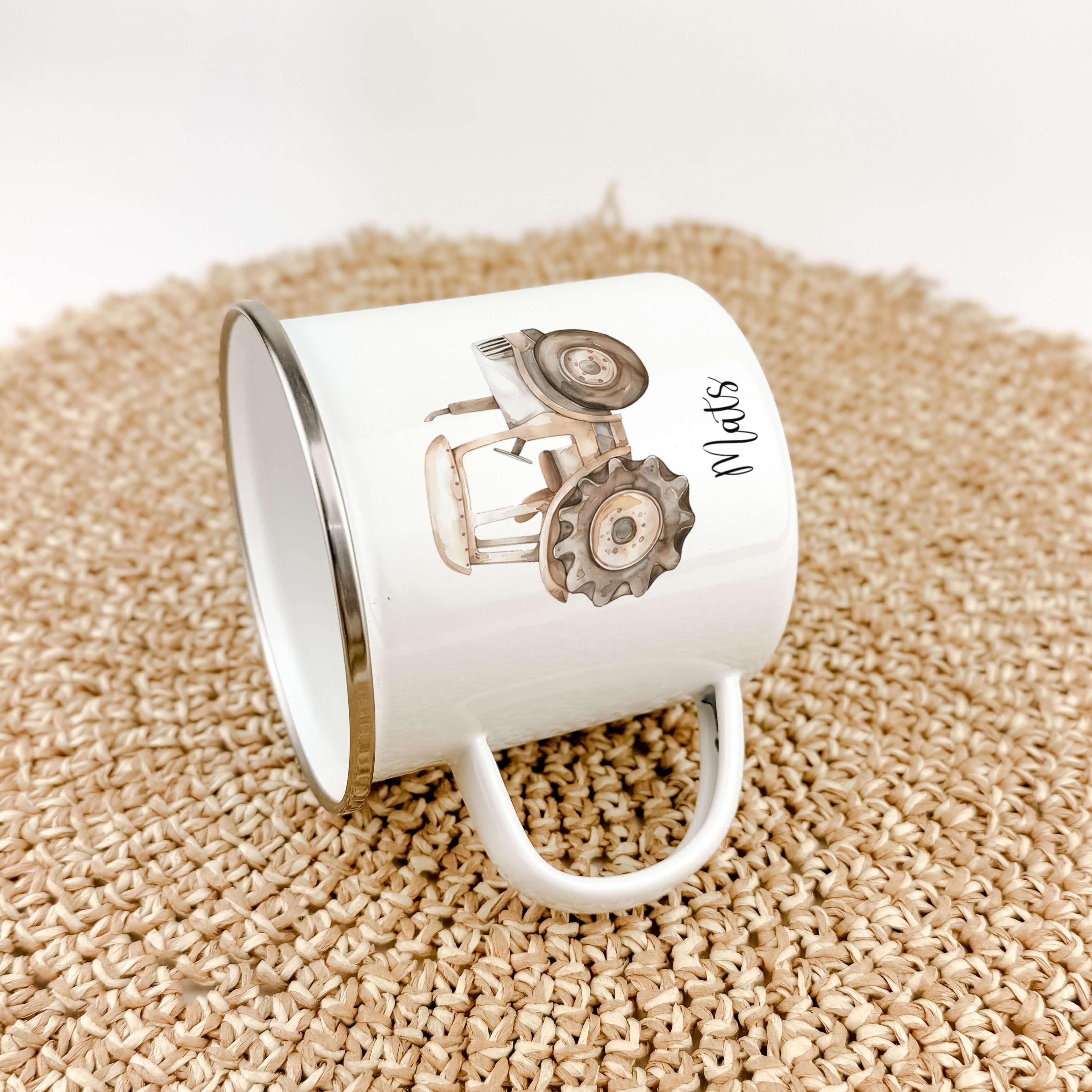 Emaille Tasse Traktor-famprints-Emaille Tasse-Erlebe die Freude am Trinken aus unserer einzigartigen Emaille Tasse im charmanten Traktor-Design! Diese personalisierte Tasse bringt nicht nur Farbe in den Alltag, sondern sorgt auch dafür, dass dein Name imm