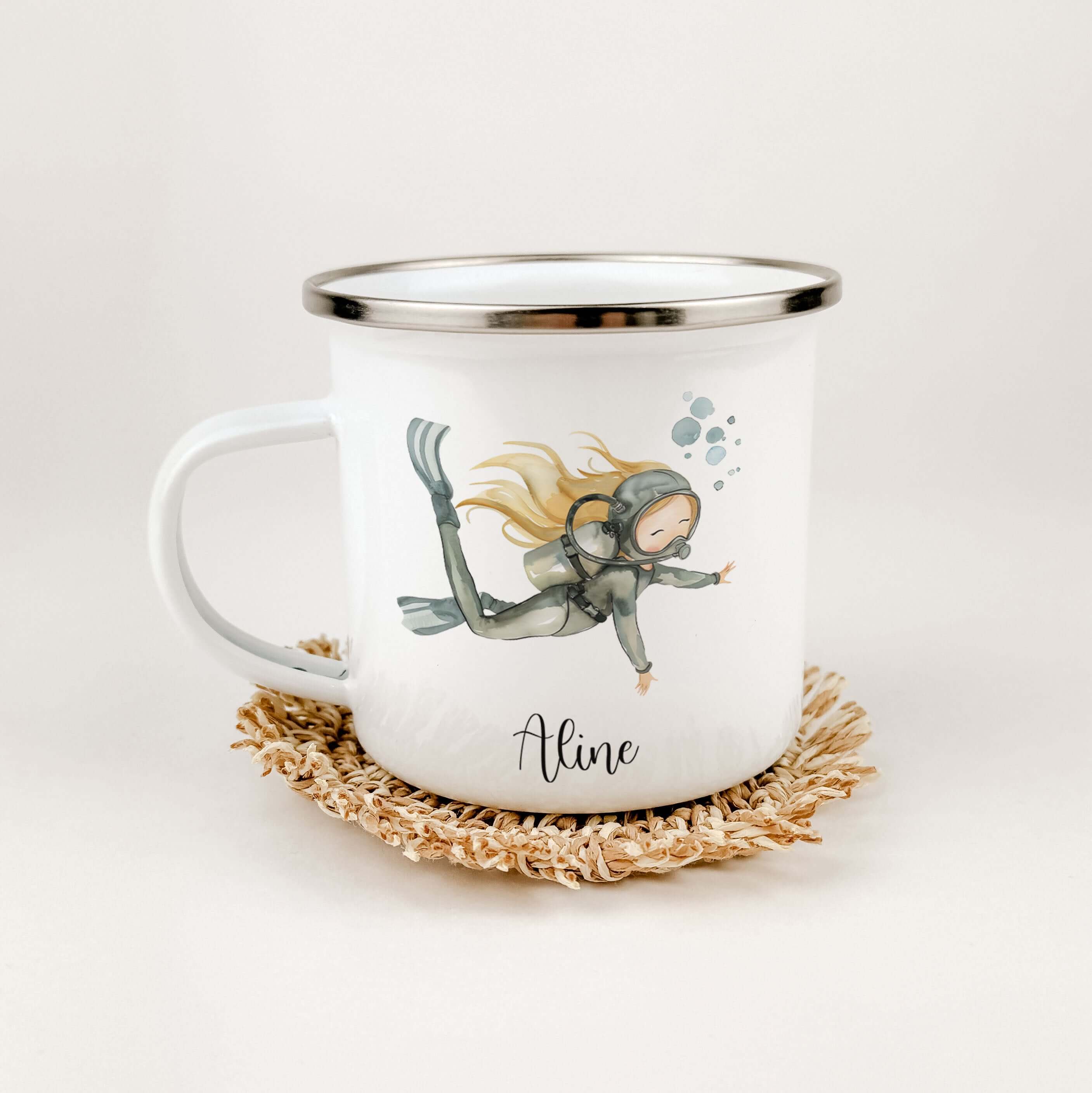 Emaille Tasse Taucherin-famprints-Emaille Tasse-Entdecke die zauberhafte Emaille Tasse Taucherin, die nicht nur ein praktisches Trinkgefäß ist, sondern auch ein Stückchen Freude in den Alltag bringt! Stell dir vor, wie dein Kind beim Trinken aus dieser li