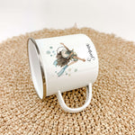 Emaille Tasse Taucherin-famprints-Emaille Tasse-Entdecke die zauberhafte Emaille Tasse Taucherin, die nicht nur ein praktisches Trinkgefäß ist, sondern auch ein Stückchen Freude in den Alltag bringt! Stell dir vor, wie dein Kind beim Trinken aus dieser li