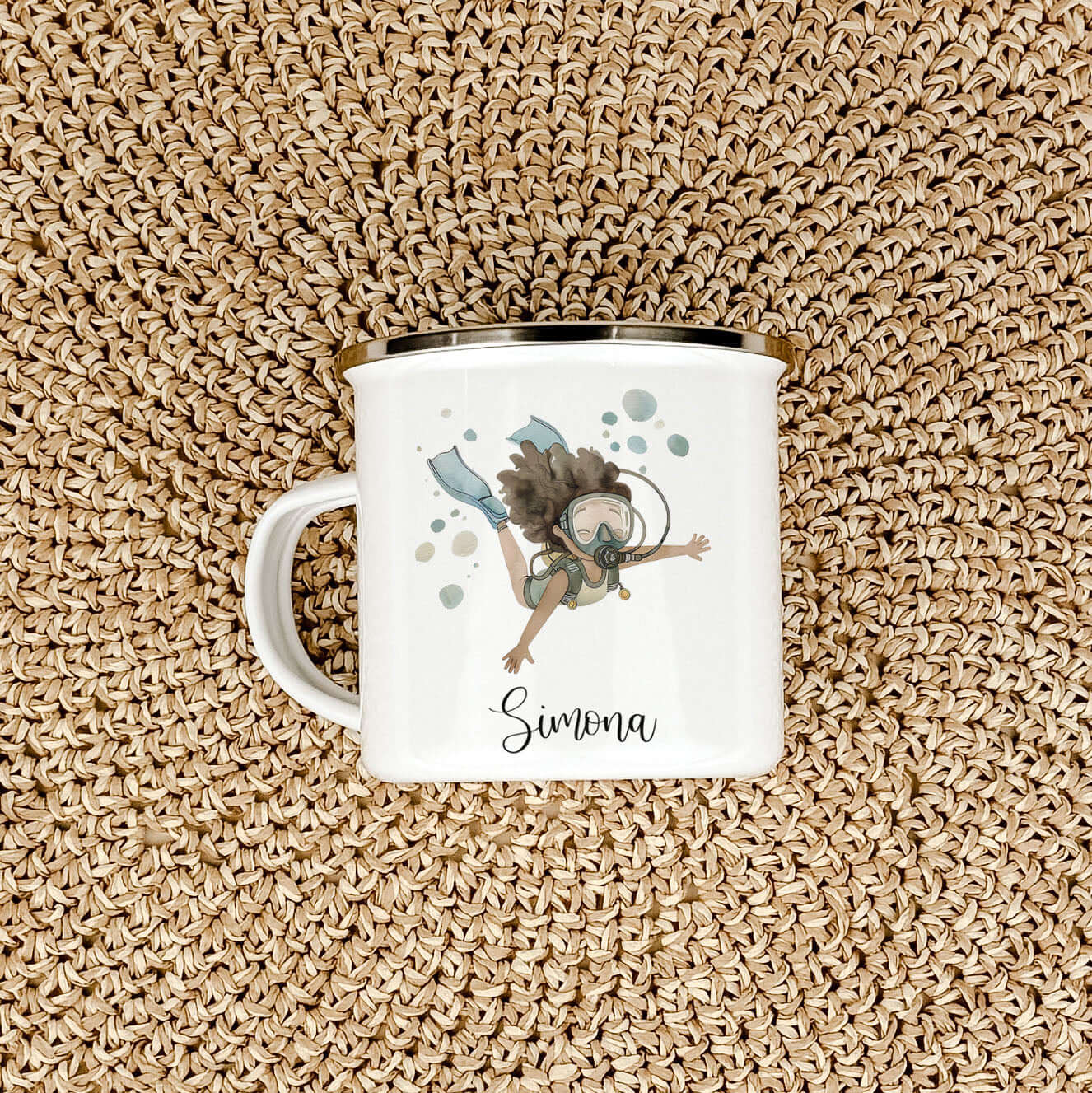 Emaille Tasse Taucherin-famprints-Emaille Tasse-Entdecke die zauberhafte Emaille Tasse Taucherin, die nicht nur ein praktisches Trinkgefäß ist, sondern auch ein Stückchen Freude in den Alltag bringt! Stell dir vor, wie dein Kind beim Trinken aus dieser li