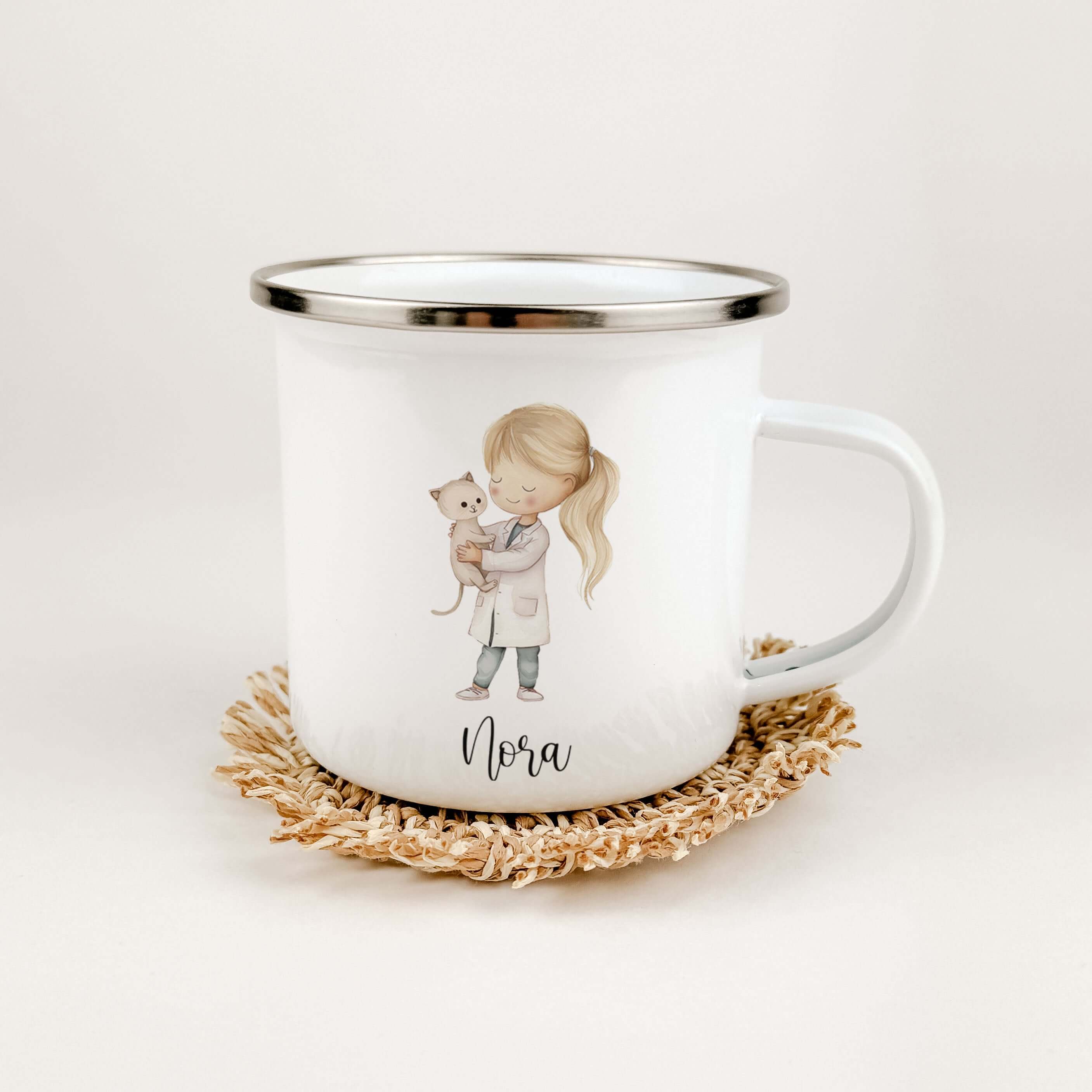 Emaille Tasse Tierärztin-famprints-Emaille Tasse-Entdecke die perfekte Emaille Tasse Tierärztin für kleine Tierärzte in spe! Diese wundervolle Emaille Tasse personalisiert mit deinem Namen sorgt nicht nur für strahlende Kinderaugen, sondern vermittelt auc