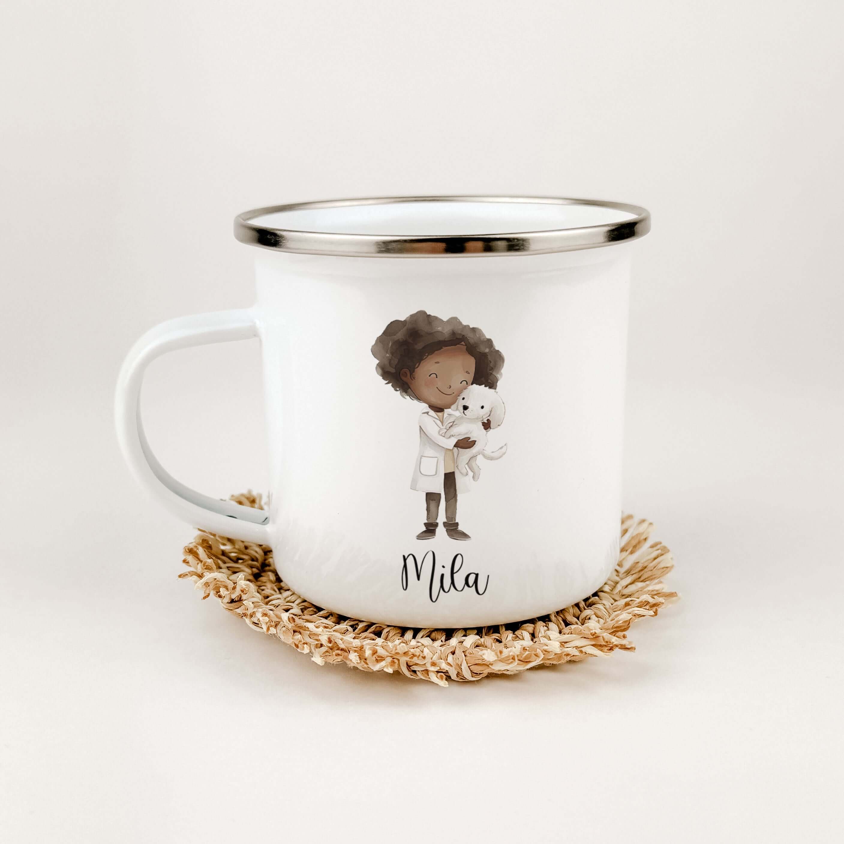 Emaille Tasse Tierärztin-famprints-Emaille Tasse-Entdecke die perfekte Emaille Tasse Tierärztin für kleine Tierärzte in spe! Diese wundervolle Emaille Tasse personalisiert mit deinem Namen sorgt nicht nur für strahlende Kinderaugen, sondern vermittelt auc