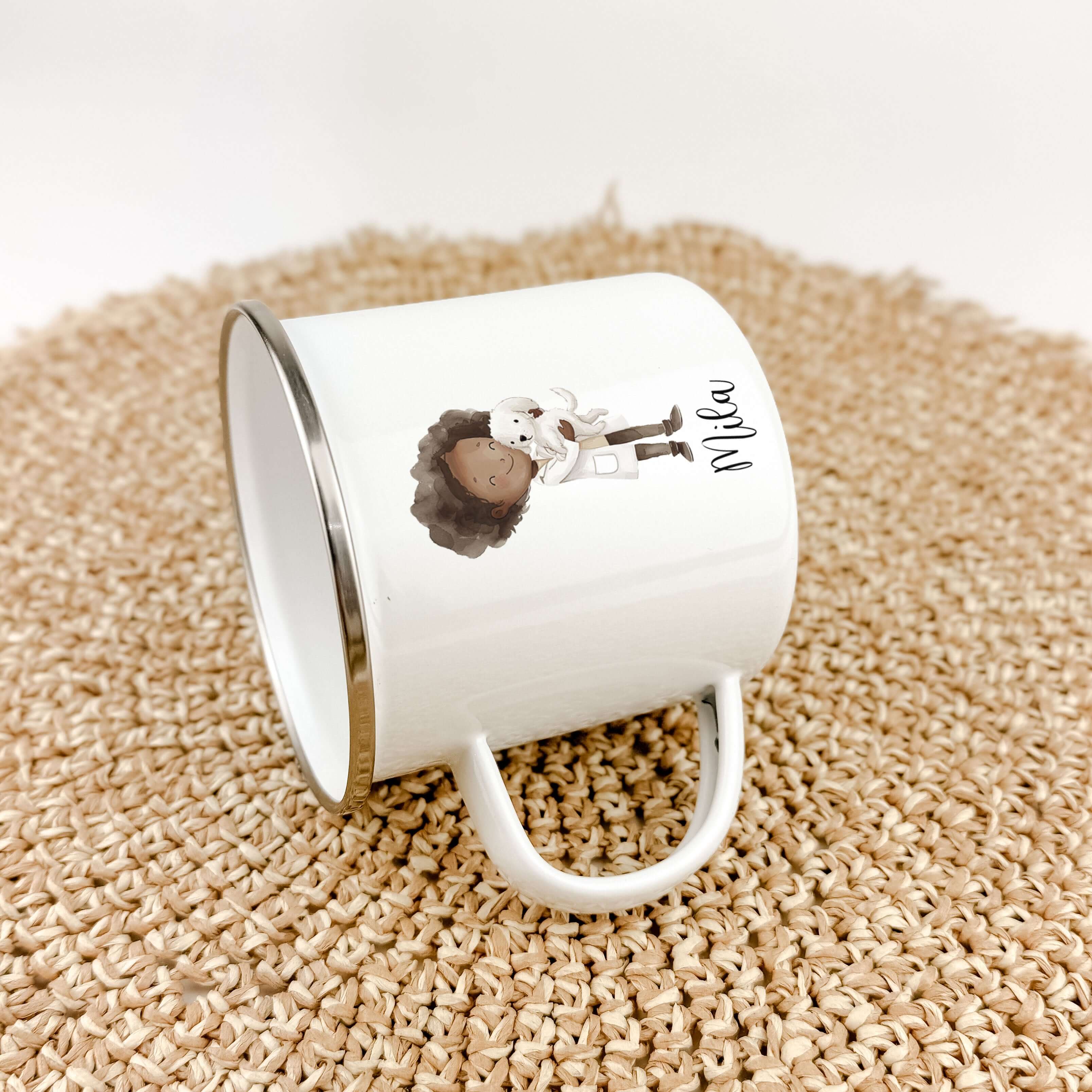 Emaille Tasse Tierärztin-famprints-Emaille Tasse-Entdecke die perfekte Emaille Tasse Tierärztin für kleine Tierärzte in spe! Diese wundervolle Emaille Tasse personalisiert mit deinem Namen sorgt nicht nur für strahlende Kinderaugen, sondern vermittelt auc