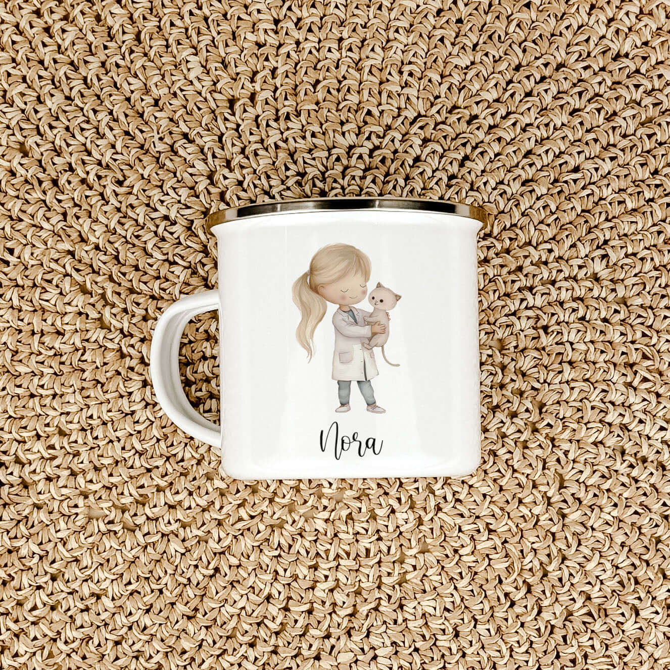 Emaille Tasse Tierärztin-famprints-Emaille Tasse-Entdecke die perfekte Emaille Tasse Tierärztin für kleine Tierärzte in spe! Diese wundervolle Emaille Tasse personalisiert mit deinem Namen sorgt nicht nur für strahlende Kinderaugen, sondern vermittelt auc