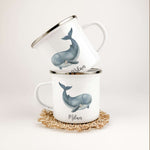Emaille Tasse Wal-famprints-Emaille Tasse-Entdecke die bezaubernde Emaille Tasse Wal – das perfekte Geschenk für kleine Abenteurer! Diese Emaille Tasse personalisiert macht jeden Schluck zu einem Erlebnis und zaubert ein Lächeln in Kinderaugen. Mit einem