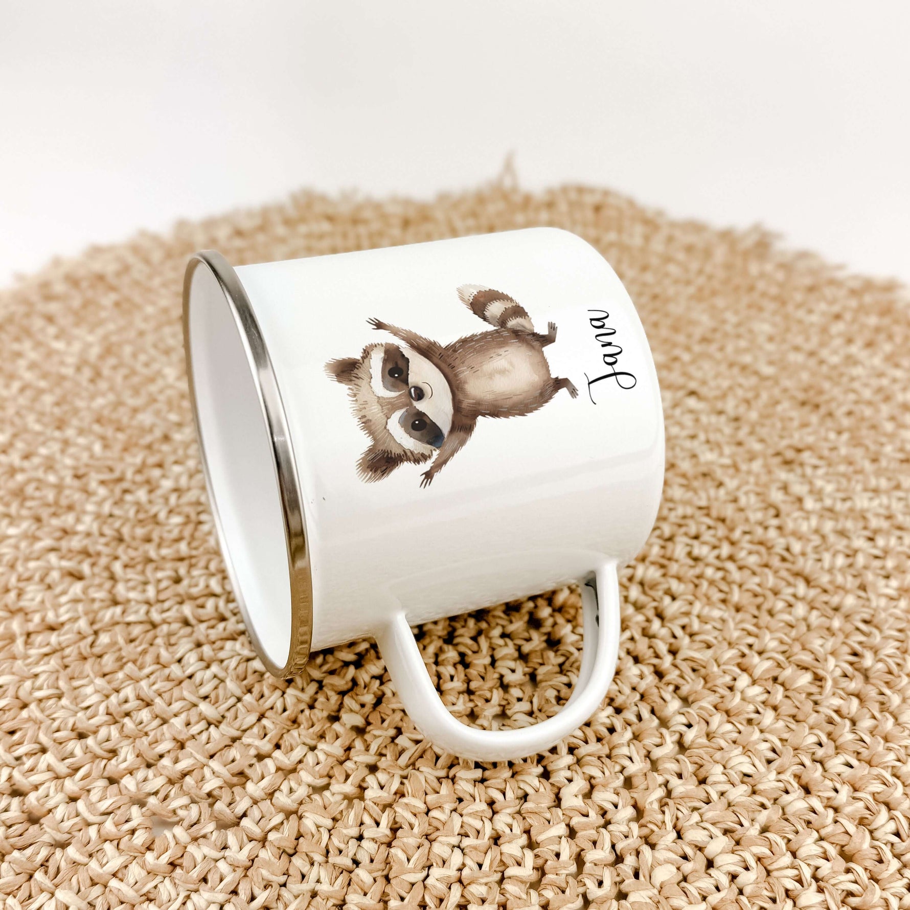 Emaille Tasse Waschbär-famprints-Emaille Tasse-Entdecke die bezaubernde Emaille Tasse Waschbär – ein echtes Highlight für jedes Kind! Diese personalisierte Emaille Tasse wird mit dem Namen deines kleinen Lieblings versehen und sorgt garantiert für strahle