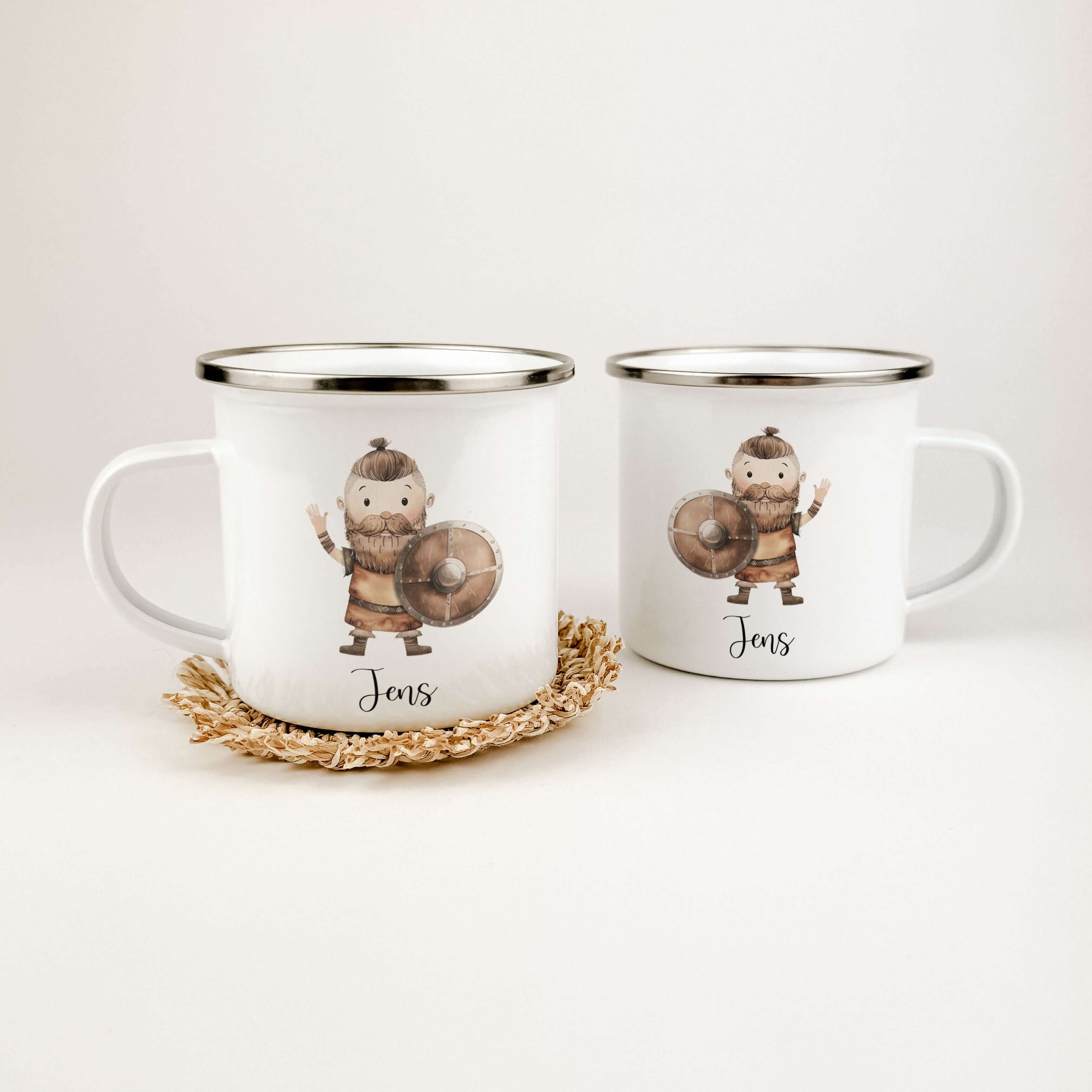 Emaille Tasse Wikinger-famprints-Emaille Tasse-Entdecke die einzigartige Emaille Tasse Wikinger, die nicht nur ein praktisches Trinkgefäß, sondern auch ein bezauberndes und personalisiertes Geschenk für kleine Helden ist! Diese Emaille Tasse personalisier