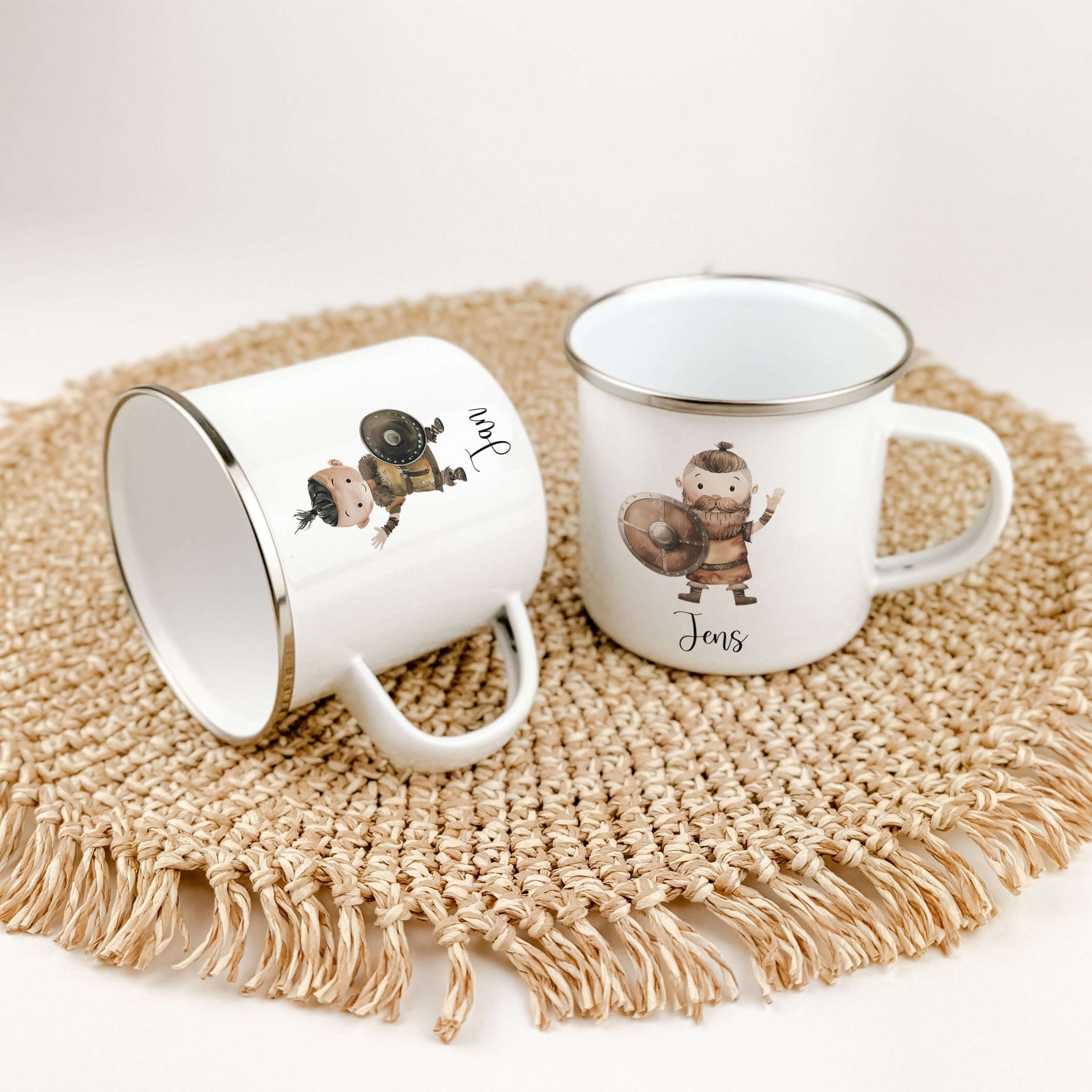 Emaille Tasse Wikinger-famprints-Emaille Tasse-Entdecke die einzigartige Emaille Tasse Wikinger, die nicht nur ein praktisches Trinkgefäß, sondern auch ein bezauberndes und personalisiertes Geschenk für kleine Helden ist! Diese Emaille Tasse personalisier