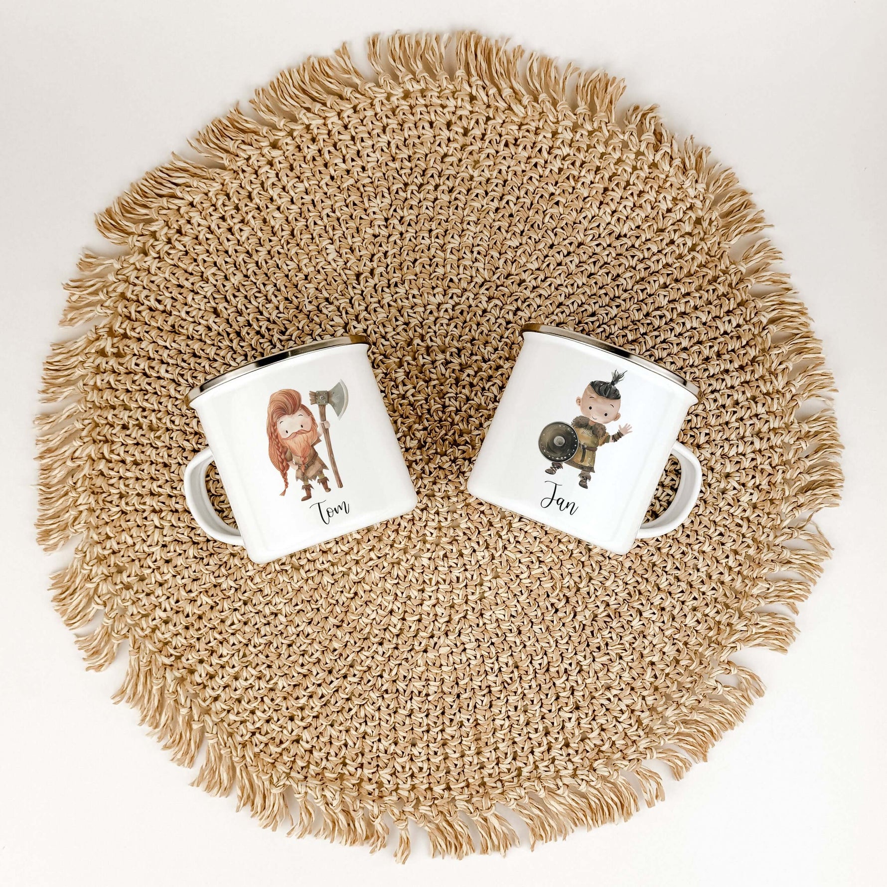 Emaille Tasse Wikinger-famprints-Emaille Tasse-Entdecke die einzigartige Emaille Tasse Wikinger, die nicht nur ein praktisches Trinkgefäß, sondern auch ein bezauberndes und personalisiertes Geschenk für kleine Helden ist! Diese Emaille Tasse personalisier