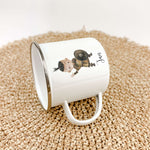 Emaille Tasse Wikinger-famprints-Emaille Tasse-Entdecke die einzigartige Emaille Tasse Wikinger, die nicht nur ein praktisches Trinkgefäß, sondern auch ein bezauberndes und personalisiertes Geschenk für kleine Helden ist! Diese Emaille Tasse personalisier