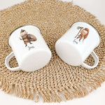 Emaille Tasse Wikinger-famprints-Emaille Tasse-Entdecke die einzigartige Emaille Tasse Wikinger, die nicht nur ein praktisches Trinkgefäß, sondern auch ein bezauberndes und personalisiertes Geschenk für kleine Helden ist! Diese Emaille Tasse personalisier