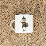 Emaille Tasse Wikinger-famprints-Emaille Tasse-Entdecke die einzigartige Emaille Tasse Wikinger, die nicht nur ein praktisches Trinkgefäß, sondern auch ein bezauberndes und personalisiertes Geschenk für kleine Helden ist! Diese Emaille Tasse personalisier