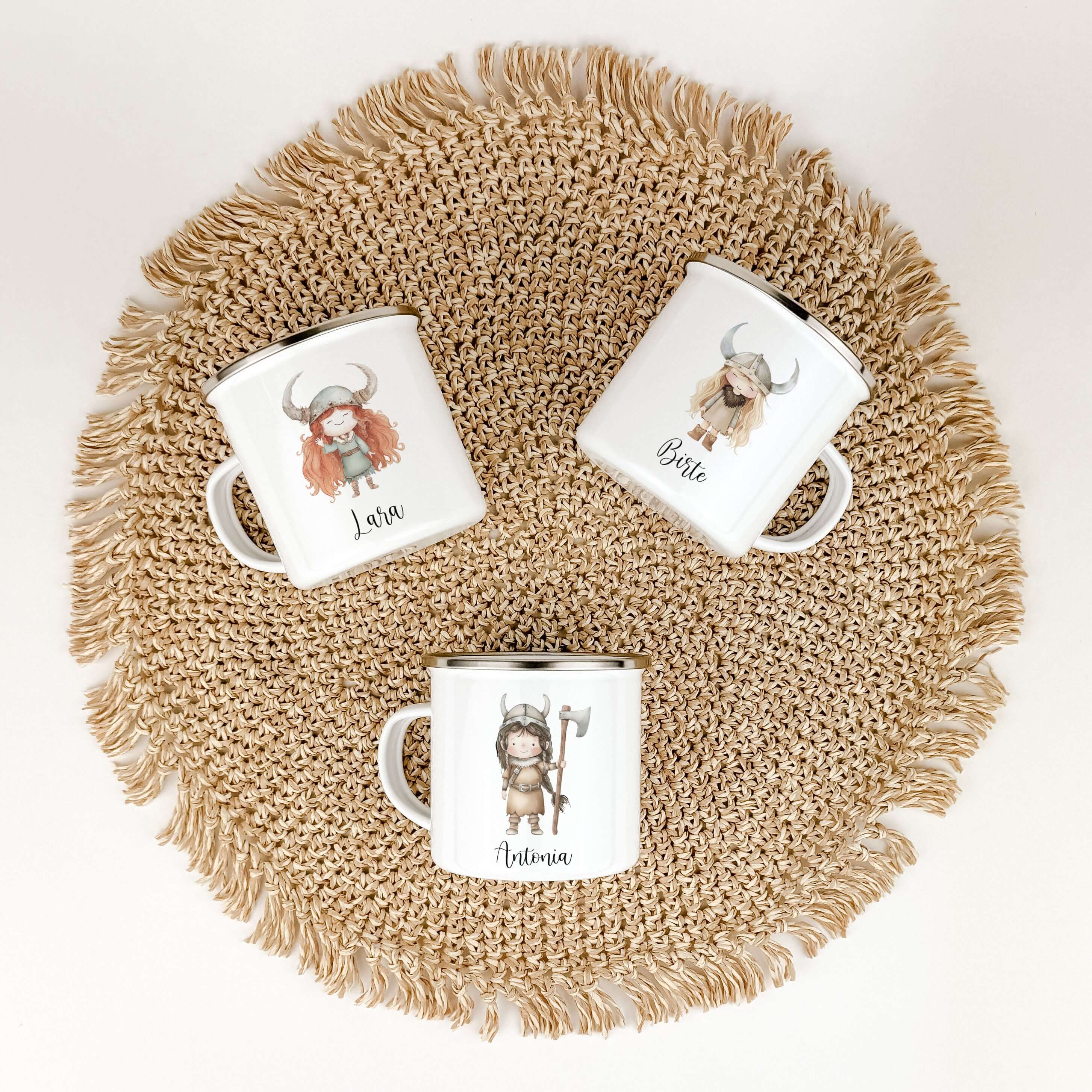 Emaille Tasse Wikingerin-famprints-Emaille Tasse-Verliebe dich in unsere Emaille Tasse Wikingerin, die nicht nur durch ihr einzigartiges Design besticht, sondern auch durch ihre Funktionalität. Diese Emaille Tasse personalisiert bringt nicht nur Freude in