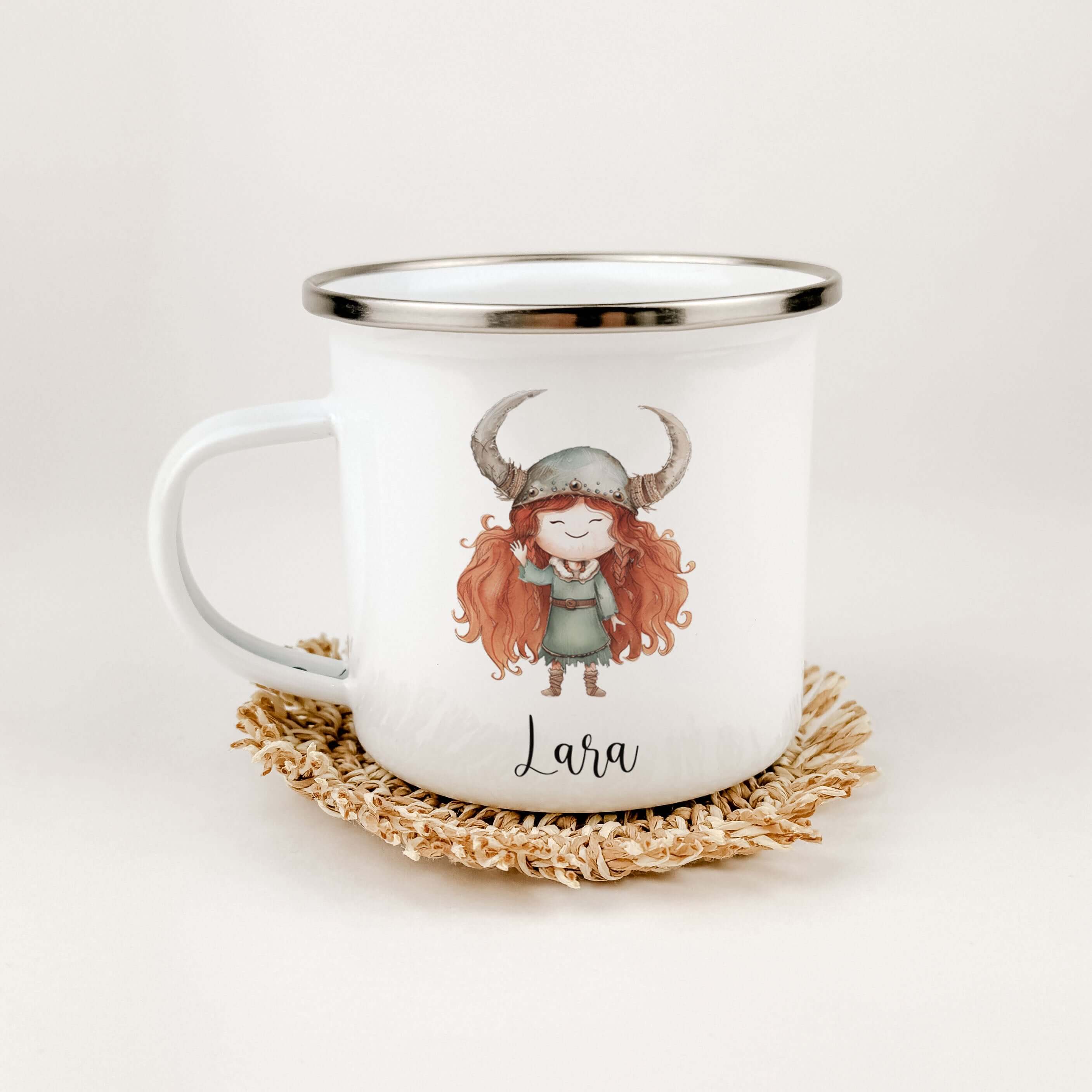 Emaille Tasse Wikingerin-famprints-Emaille Tasse-Verliebe dich in unsere Emaille Tasse Wikingerin, die nicht nur durch ihr einzigartiges Design besticht, sondern auch durch ihre Funktionalität. Diese Emaille Tasse personalisiert bringt nicht nur Freude in