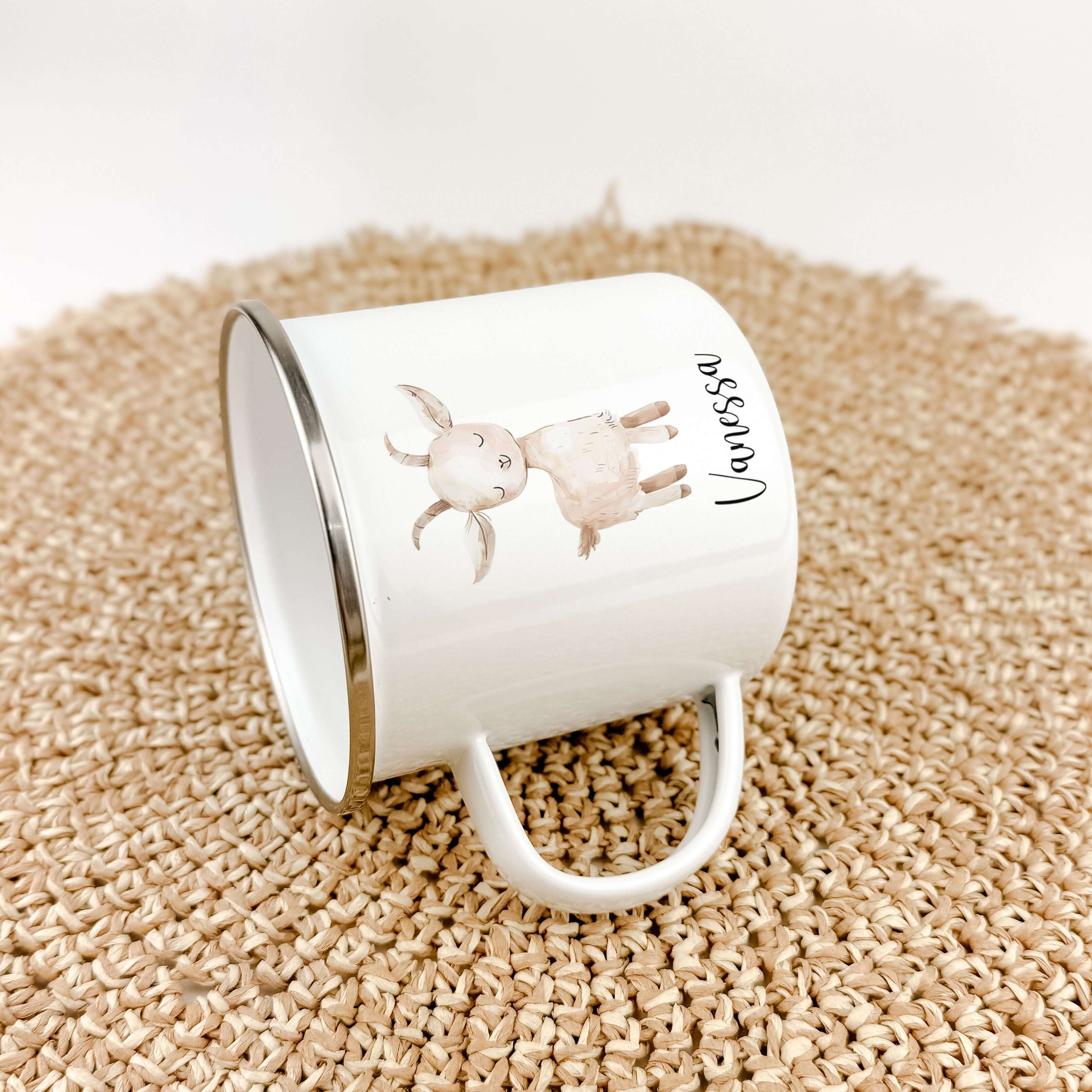 Emaille Tasse Ziege-famprints-Emaille Tasse-Entdecke die liebevoll gestaltete Emaille Tasse Ziege, die nicht nur praktisch, sondern auch ein echter Blickfang ist! Diese Emaille Tasse personalisiert bringt Freude in den Alltag deines Kindes und macht jede