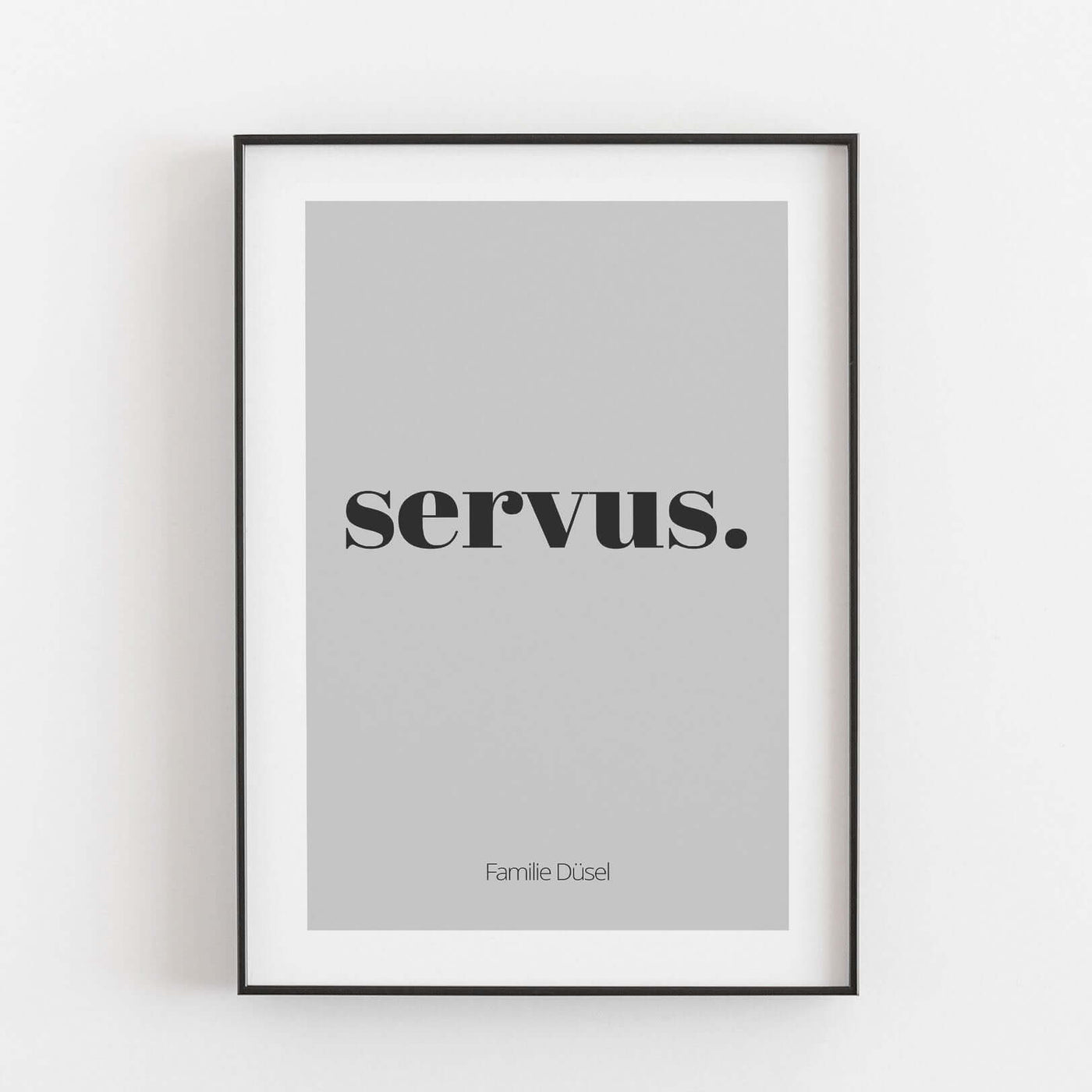 Poster 'servus' Bestseller, BF alt, Familienposter, Personalisiertes Poster, schwarz weiß Poster Personalisiertes Poster Größe: Digitaler Download Farbe: Polish Grey famprints